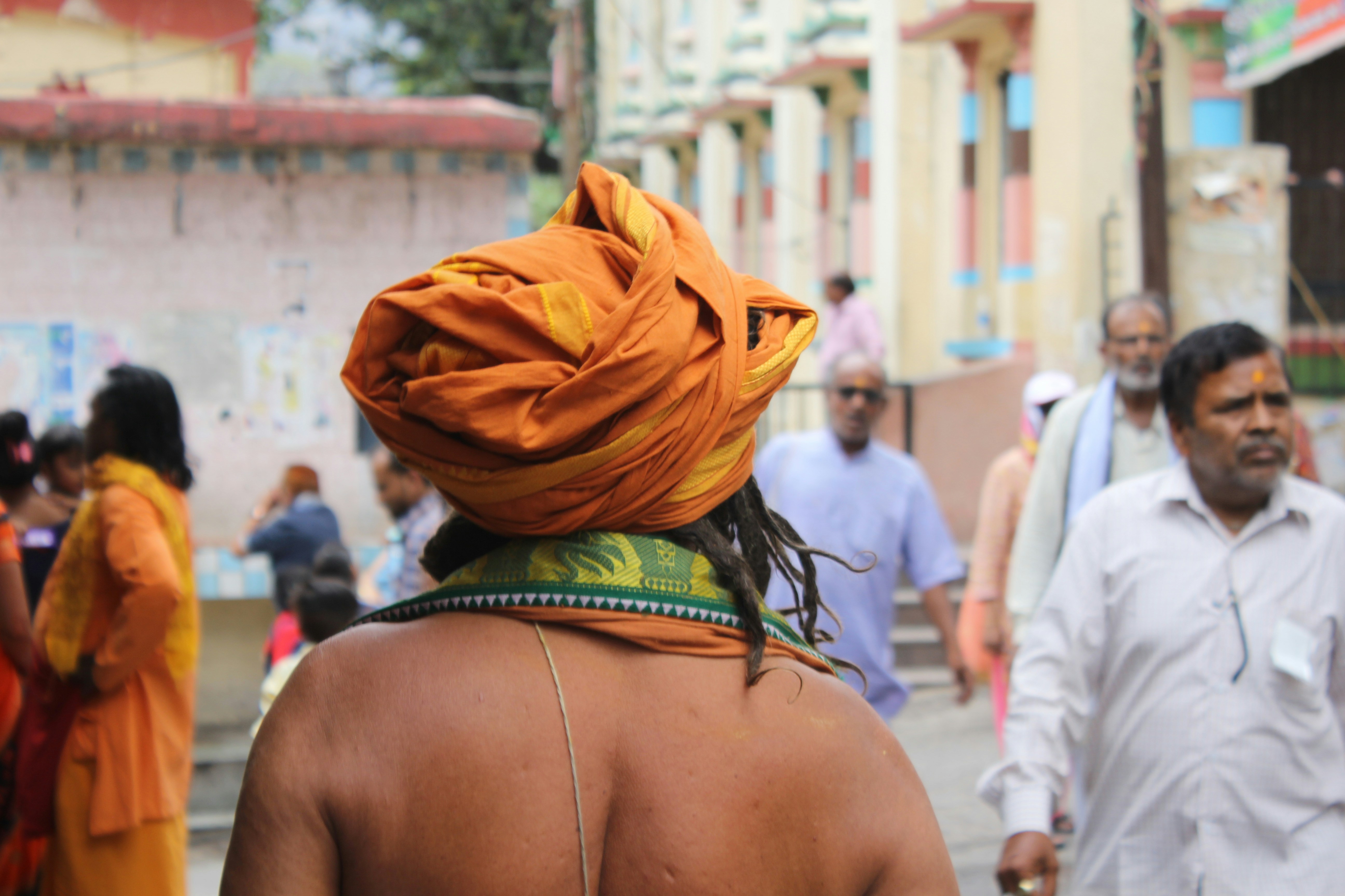 Eine Gruppe von Menschen, die die Straße entlang gehen