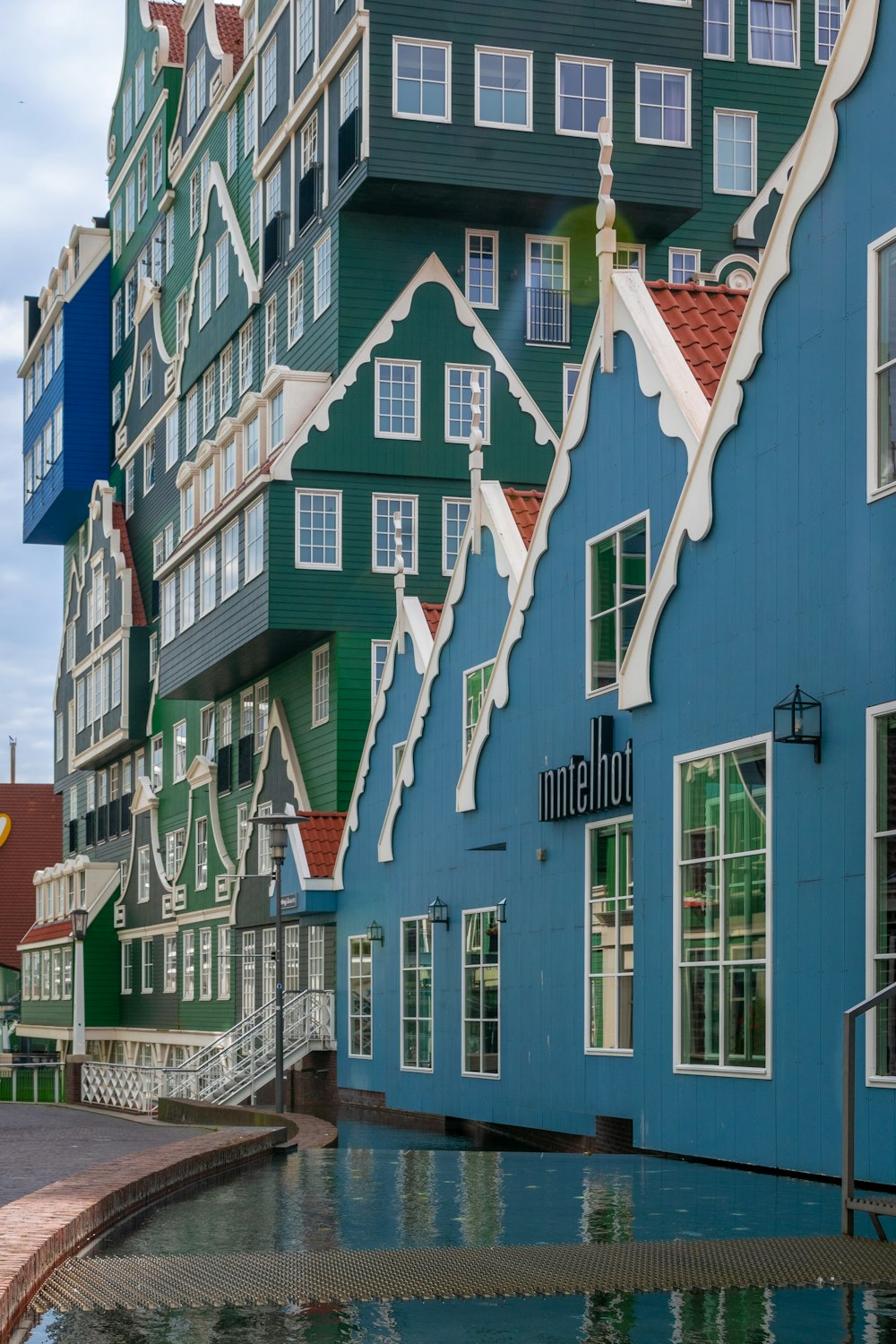 Agua al lado del edificio