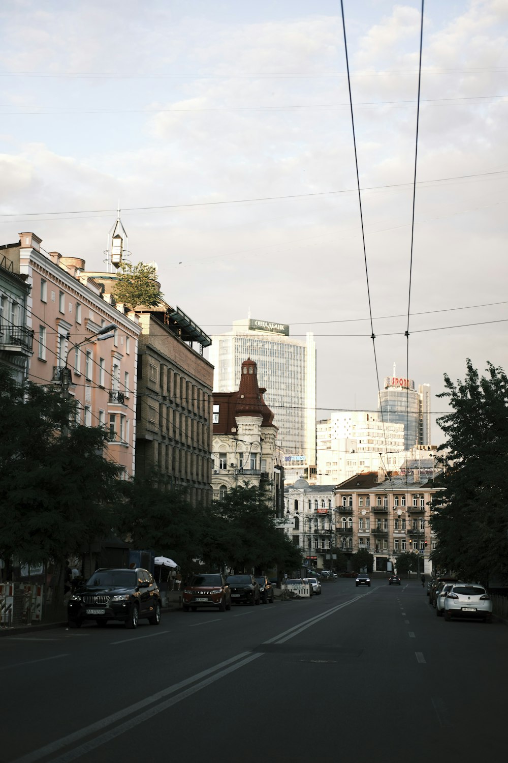 una calle con coches y edificios a ambos lados de ella