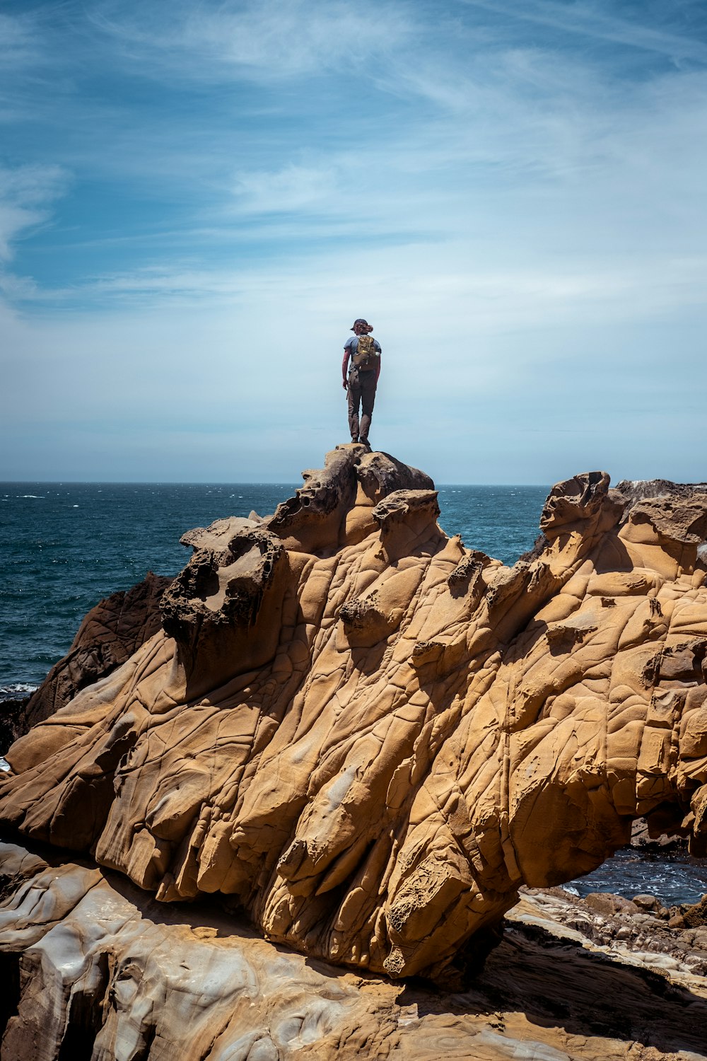 uma pessoa de pé sobre uma rocha