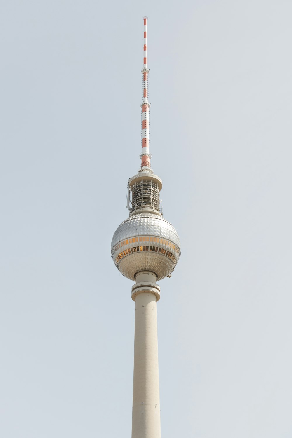 ein hoher Turm mit runder Spitze