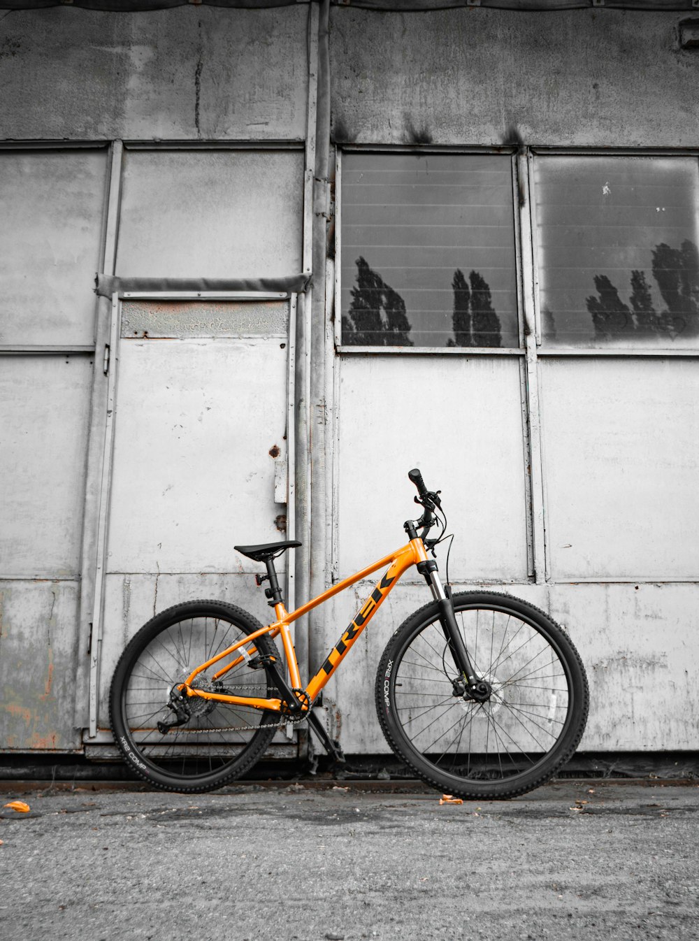 ein Fahrrad, das vor einem Gebäude abgestellt ist