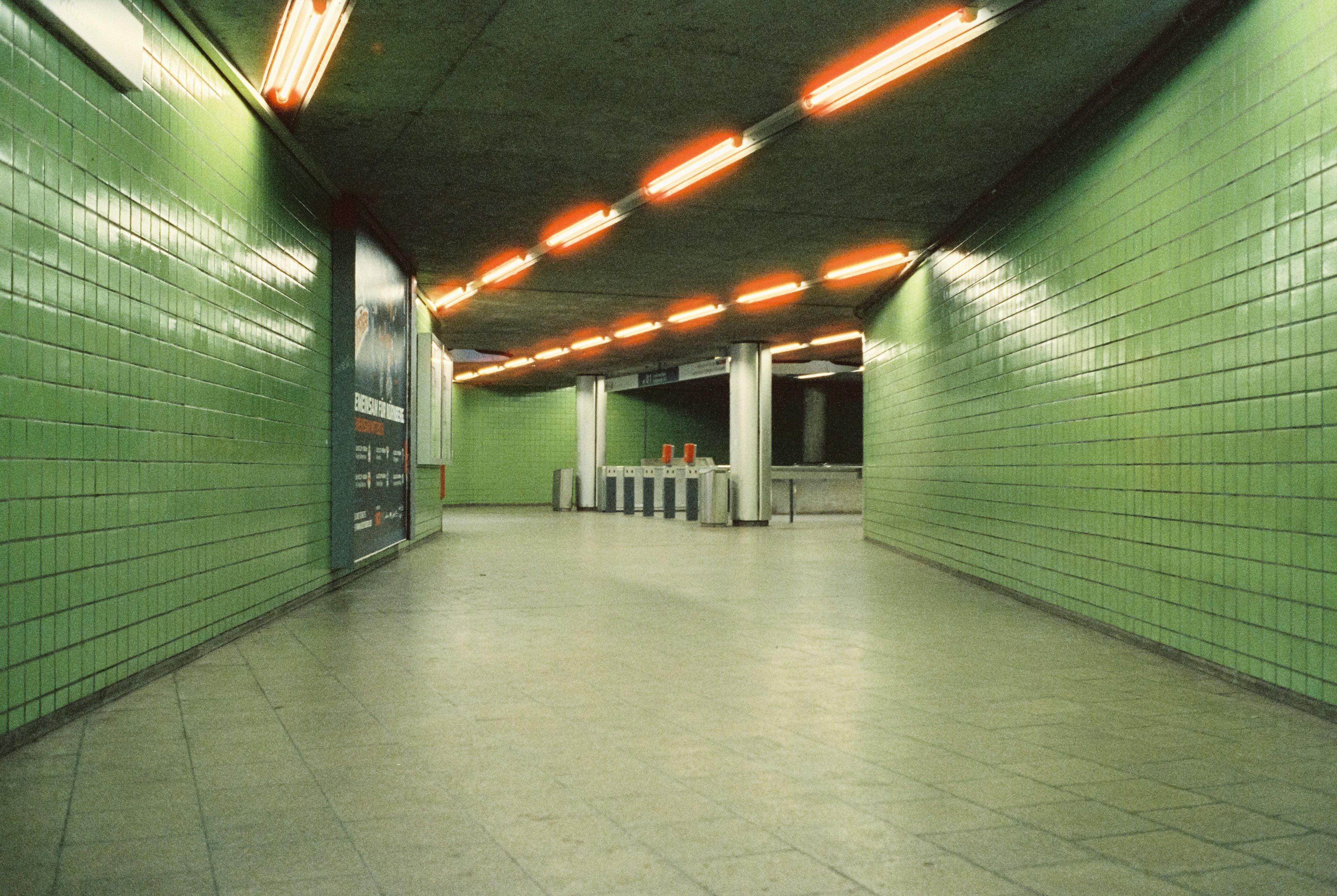 Underground Subway – Leica M6 (1987), Summilux-M 1.4 35mm (1983). Hi-Res analog scan by www.urbanfilmlab.com – CineStill Xpro 800 Tungsten