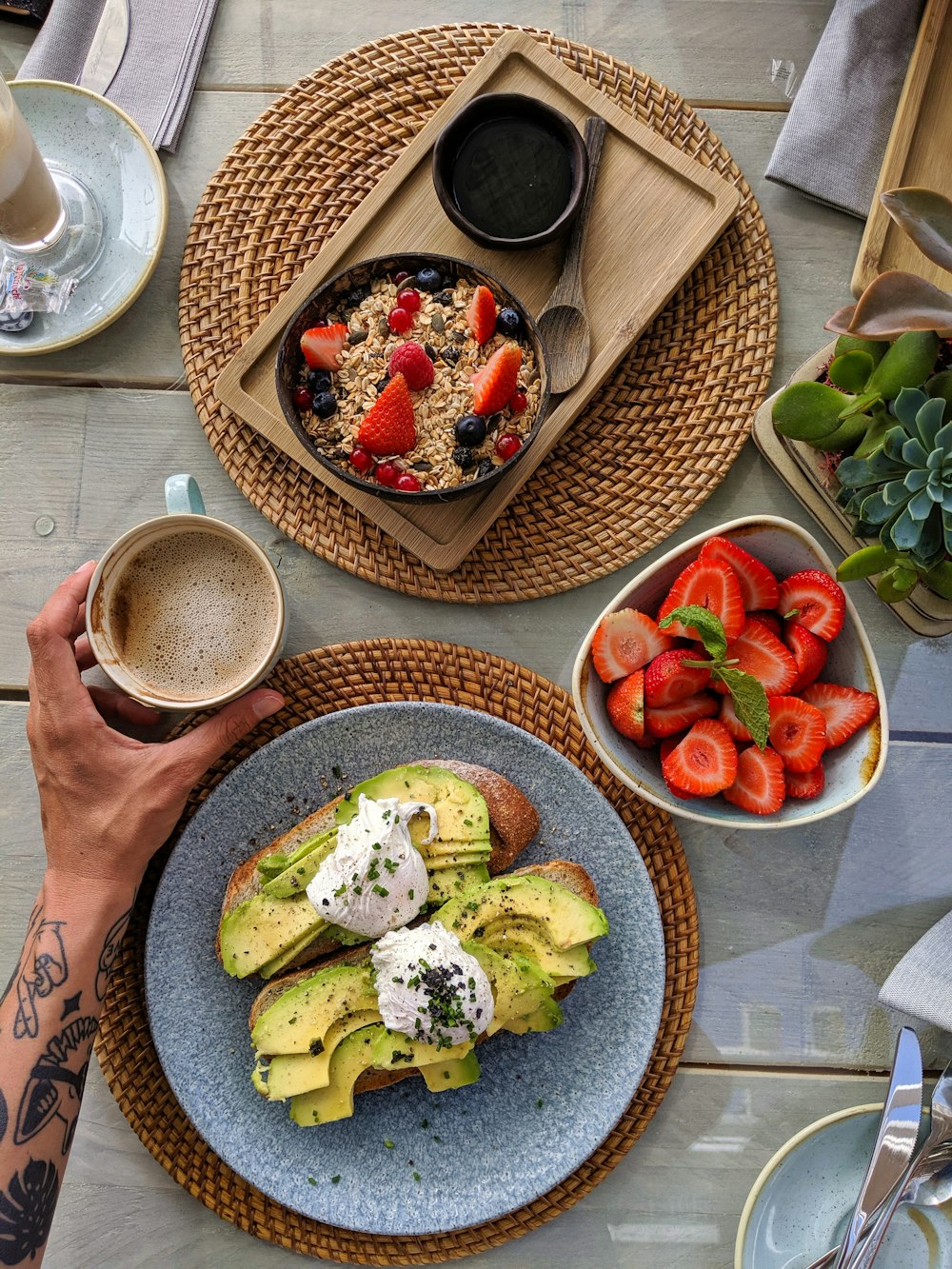 una mesa con comida y una canasta de comida