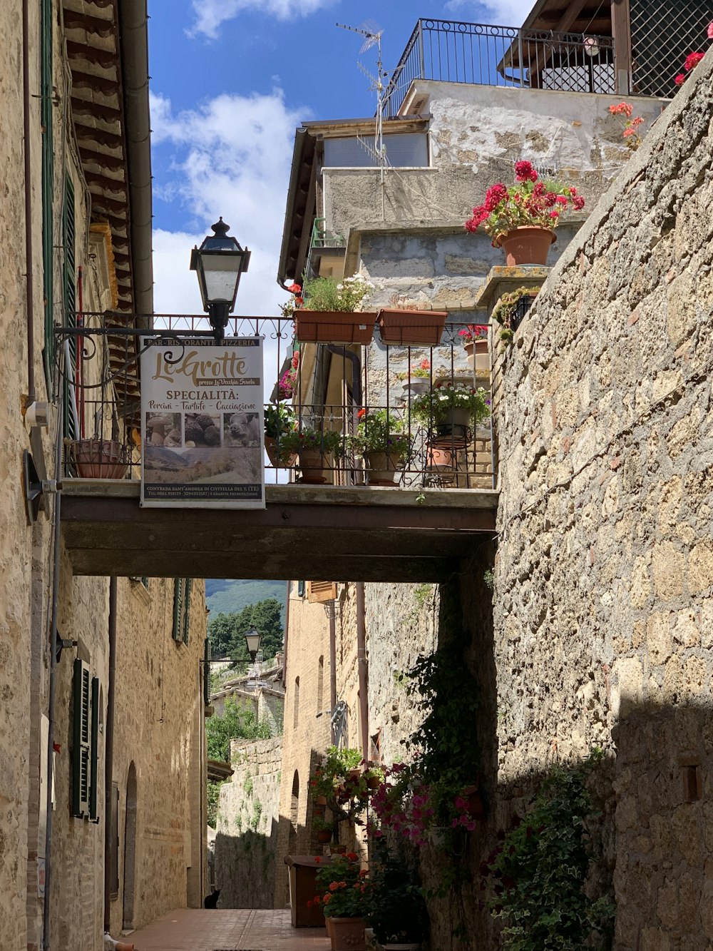 une enseigne sur un bâtiment en pierre