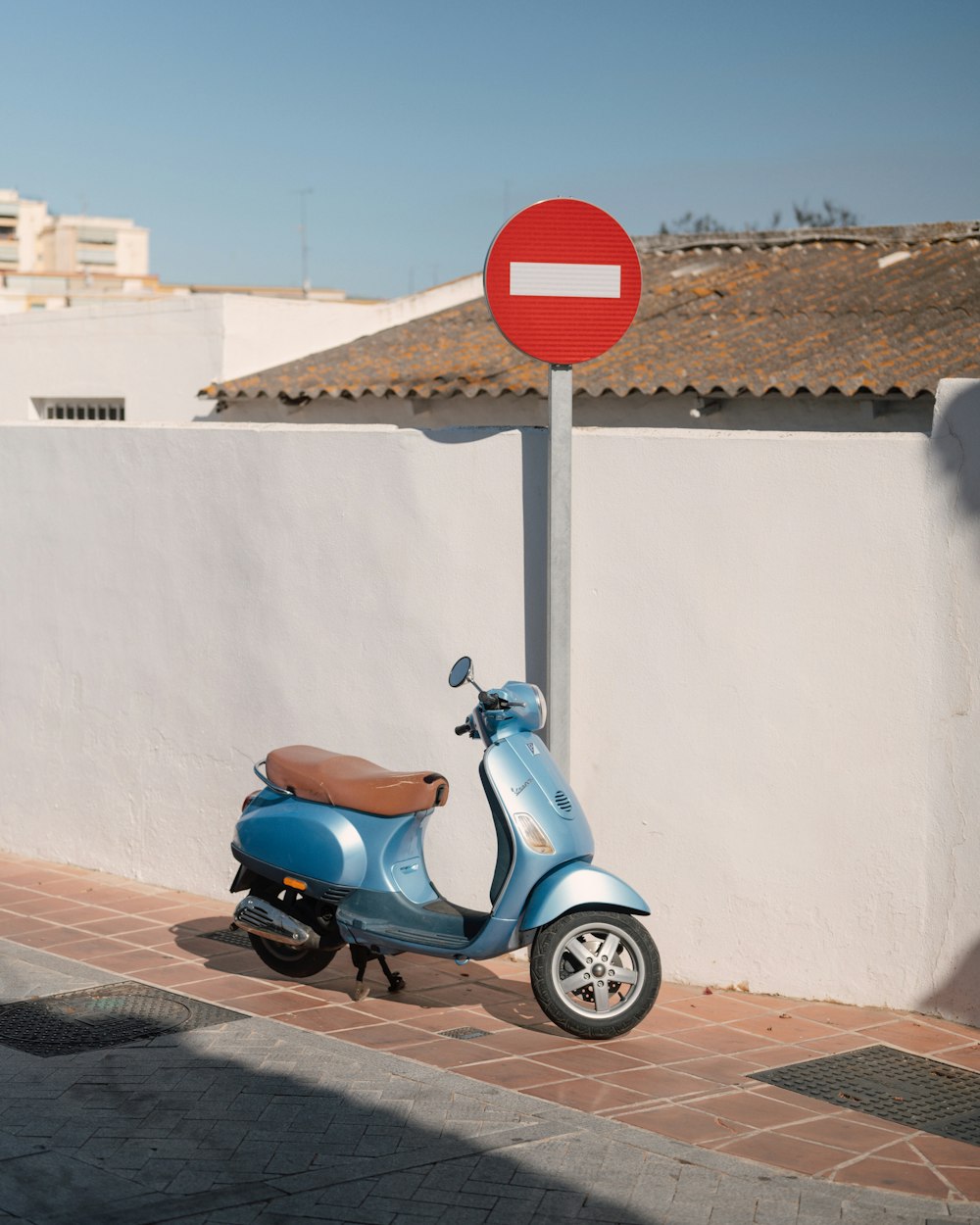 Un scooter estacionado junto a un letrero