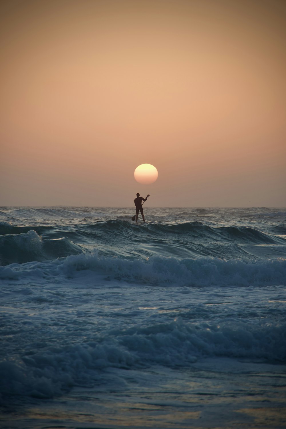 uma pessoa de pé no oceano