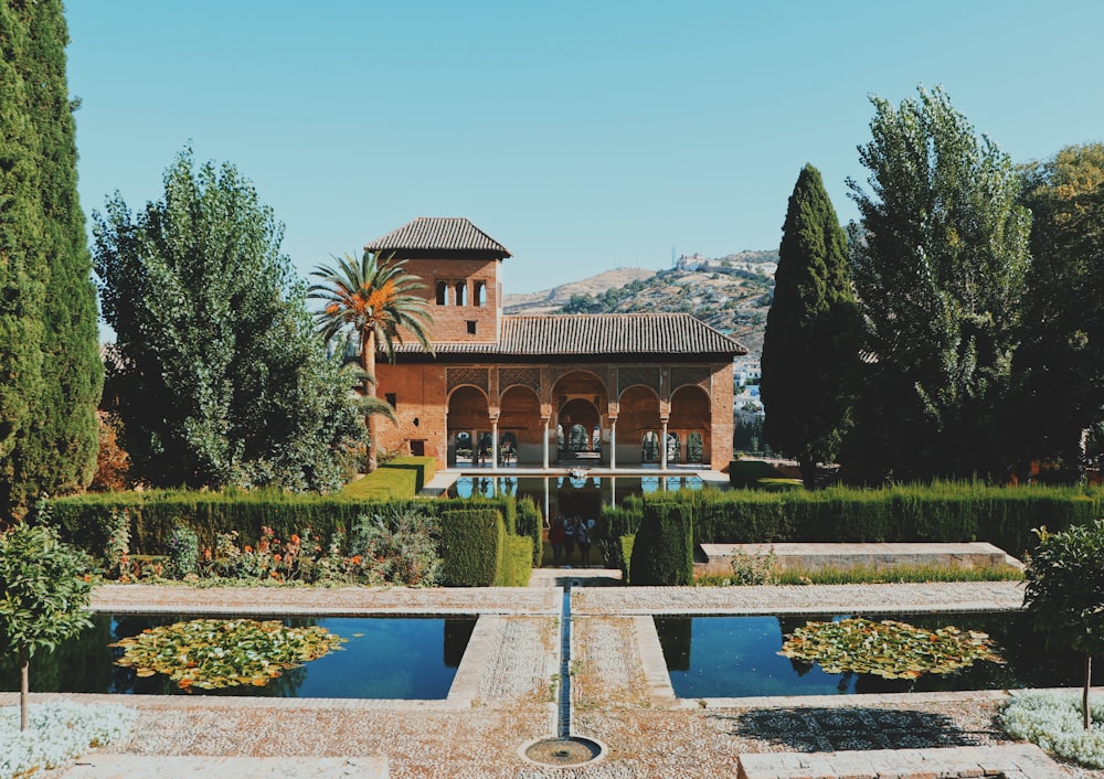 una casa grande con piscina frente a ella