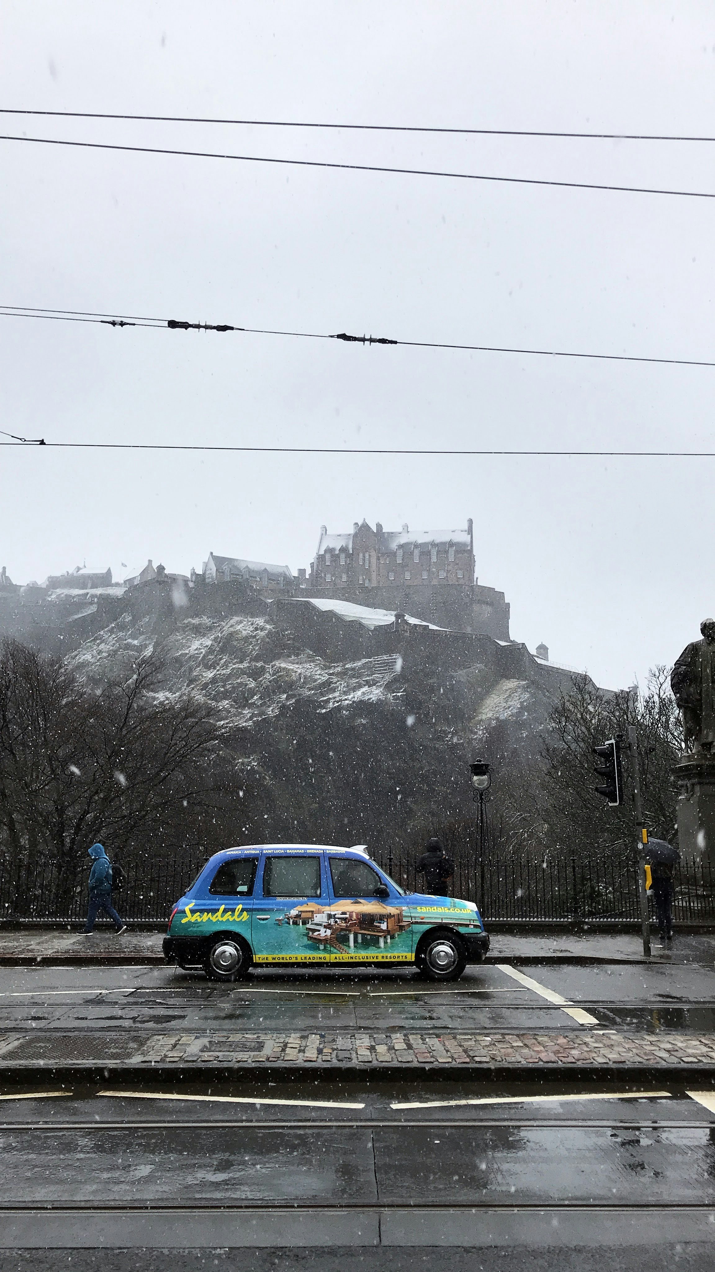 Ein Auto auf der Straße