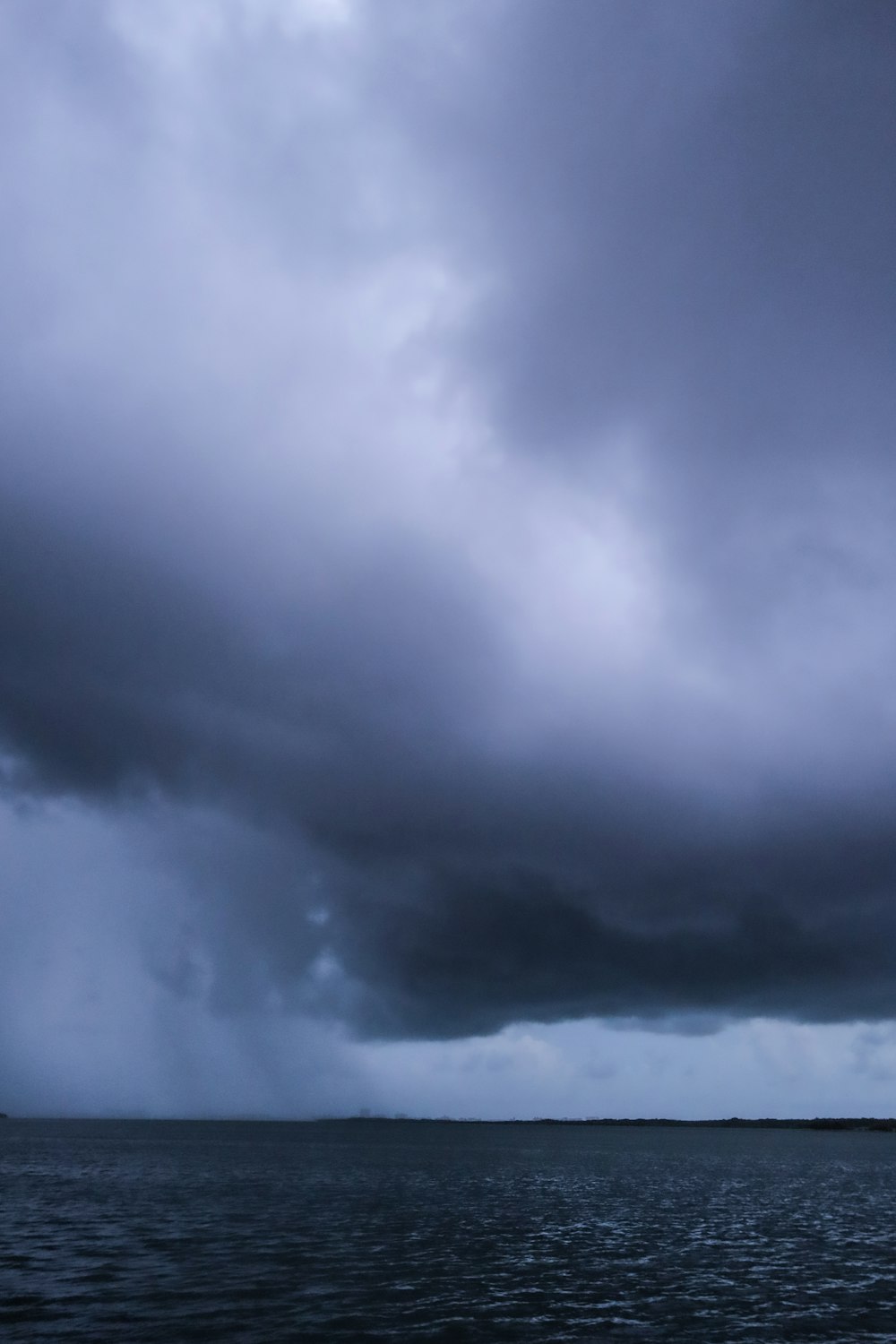 Un grande tornado su uno specchio d'acqua