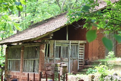 Klinkerinė palangė blending naturally with rustic outdoor architecture.