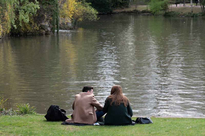 Romanttinen piknik järven rannalla