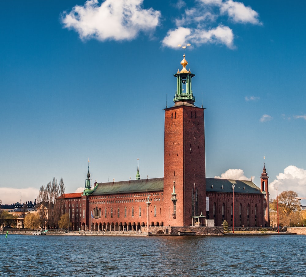 un grand bâtiment avec l’hôtel de ville de Stockholm