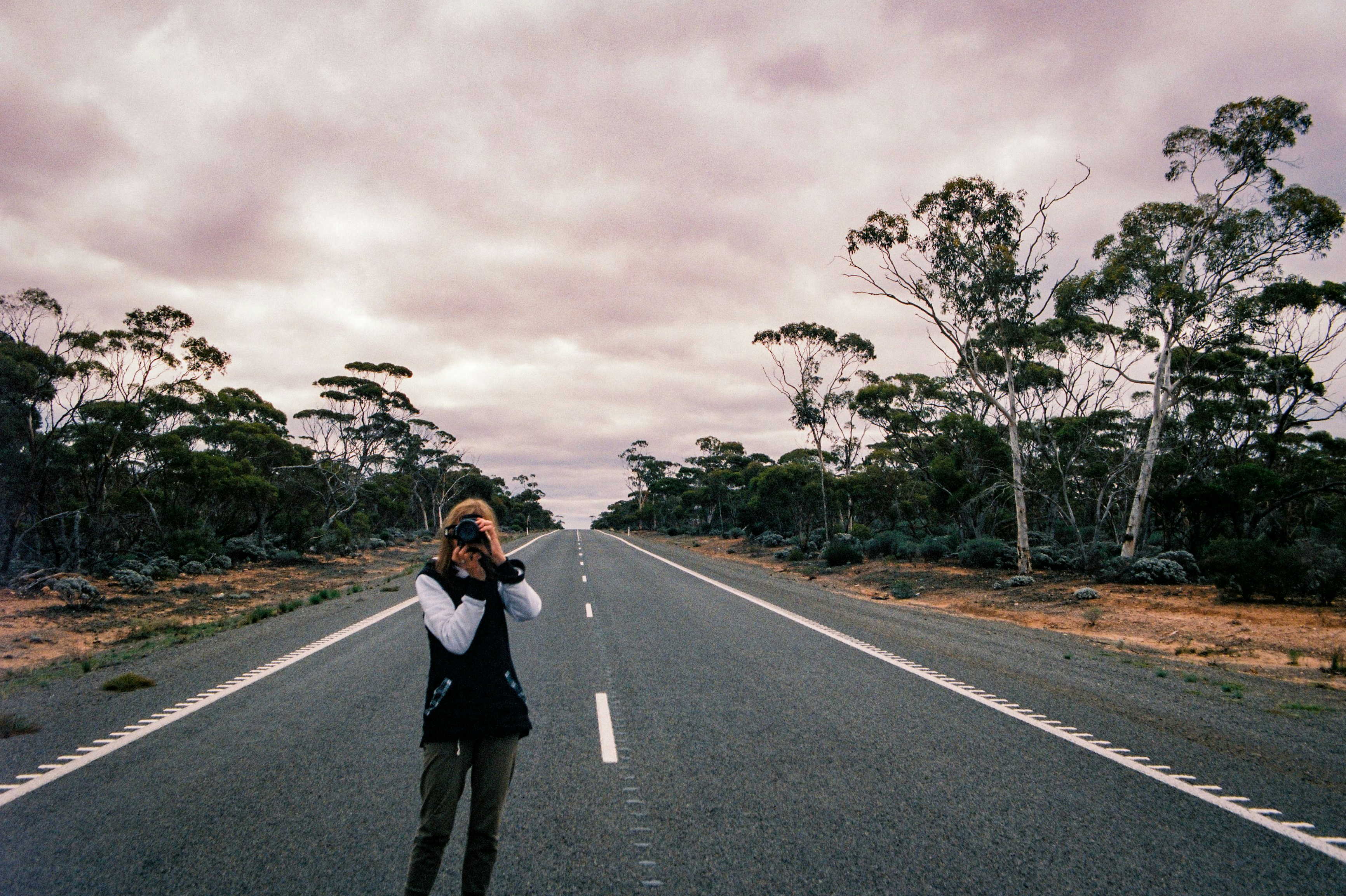 Persona Parada De Lado