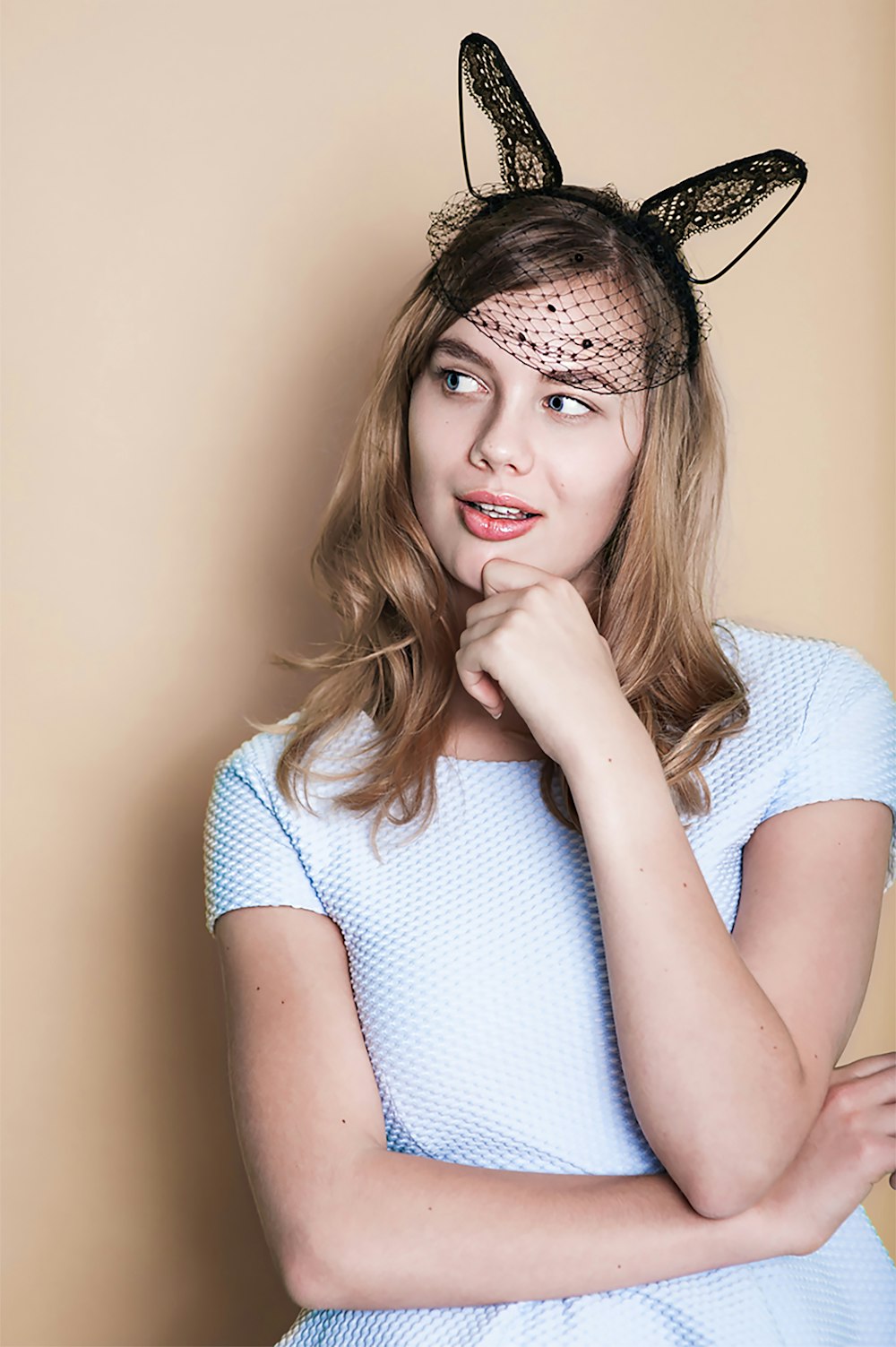 Una donna con una farfalla in testa