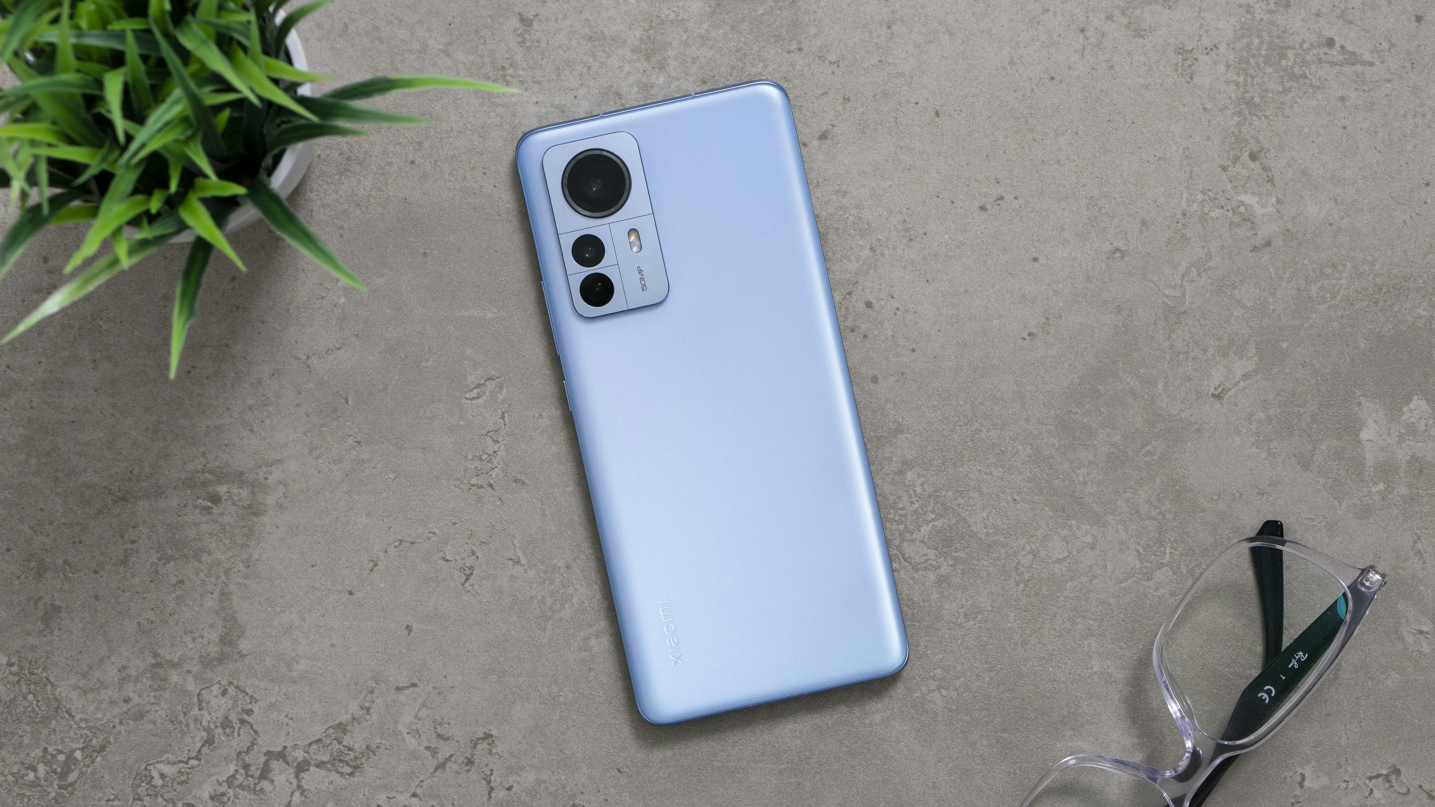 ein weißes rechteckiges Gerät mit einer Schnur