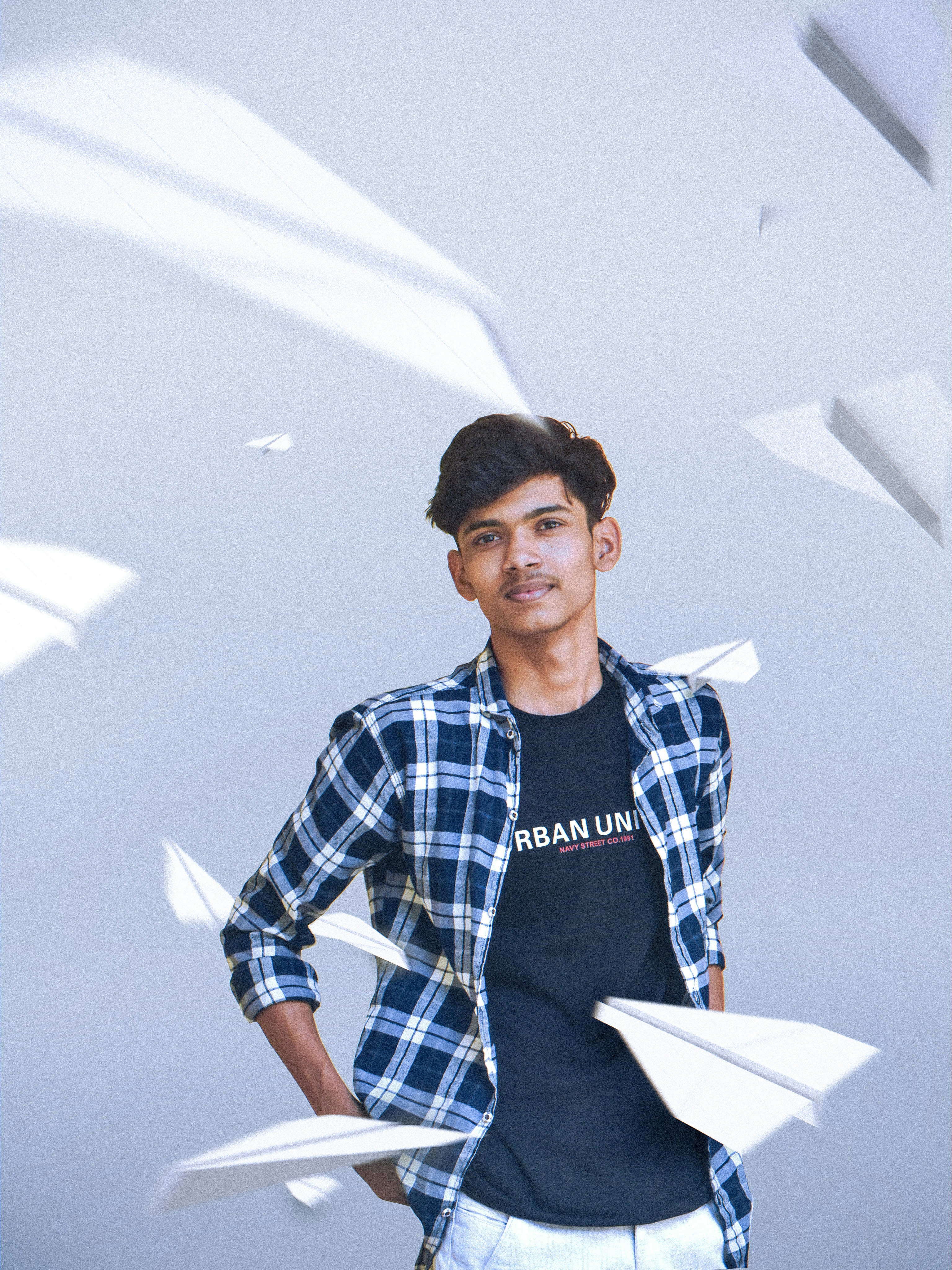 Seorang pria memegang selembar kertas