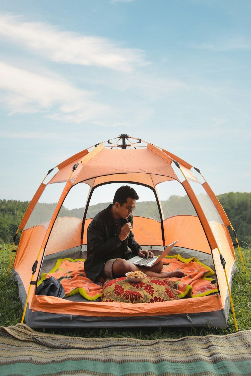 Un homme assis dans une tente