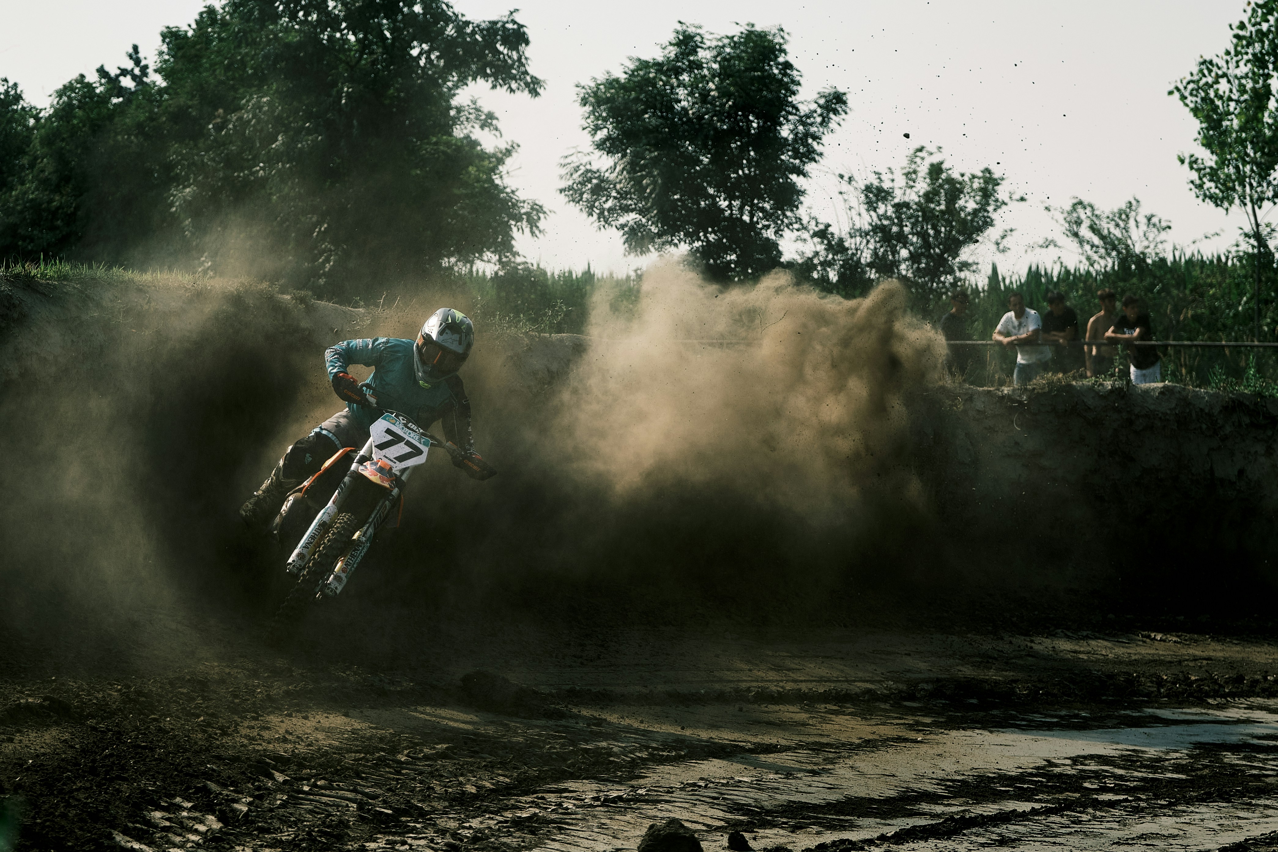 Un uomo in sella a una bicicletta in un campo sterrato