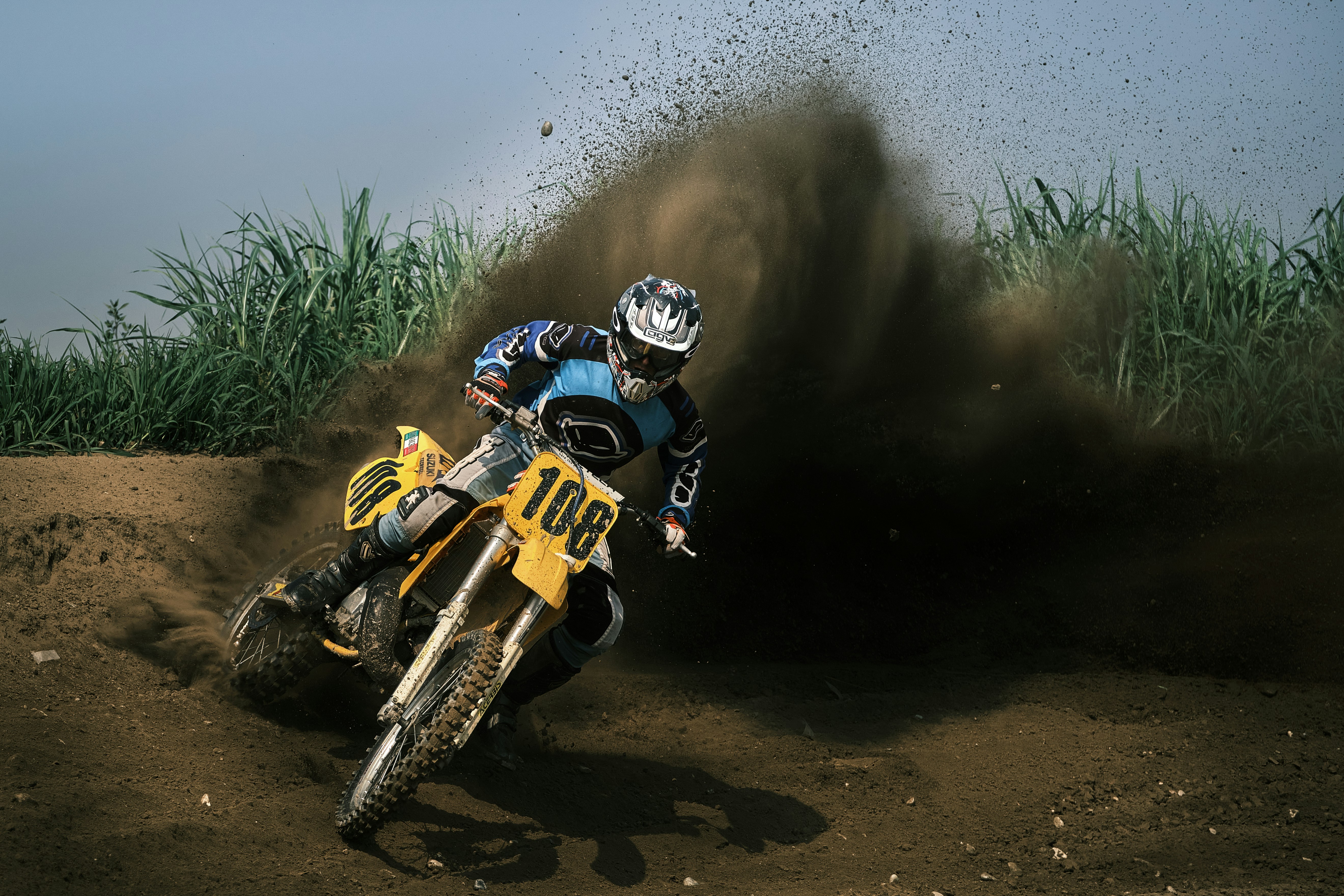 una persona in sella a una bici da cross