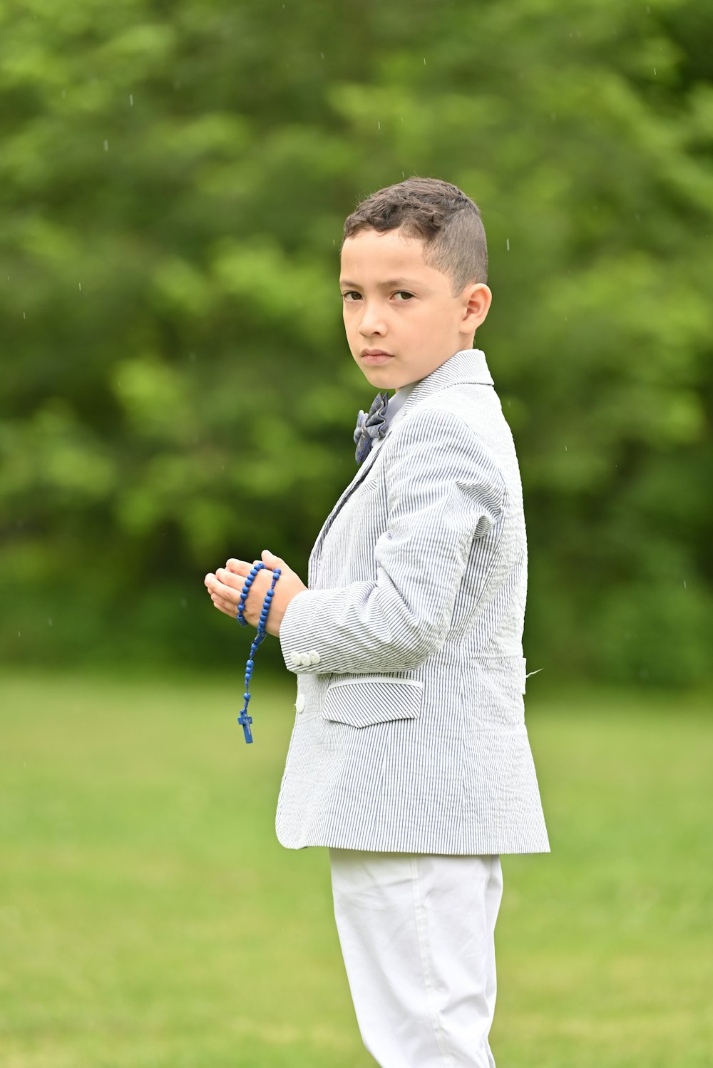 Un garçon tenant une ficelle bleue