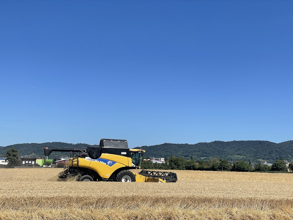Ein gelber Traktor auf einem Feld