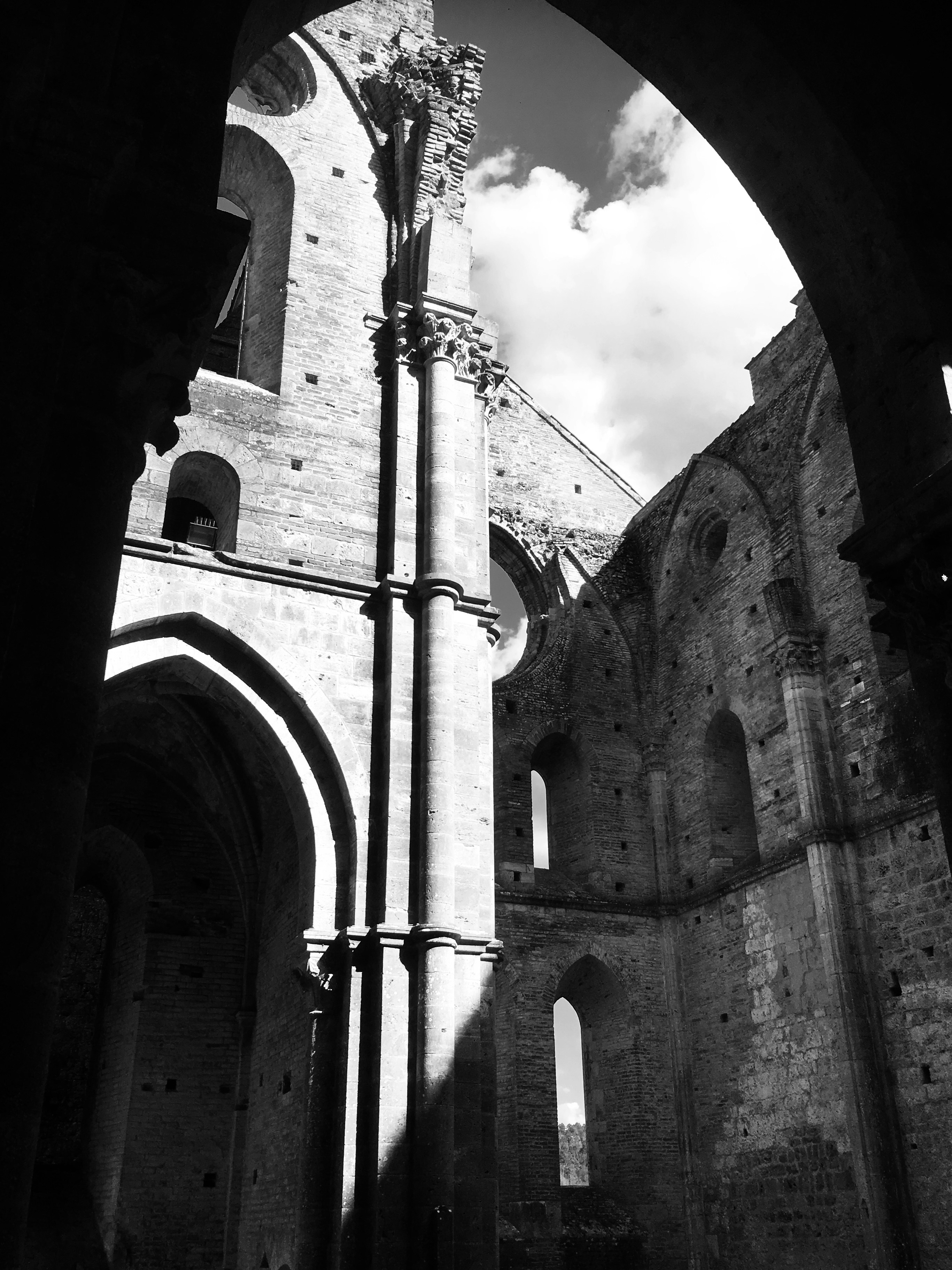 昼間の緑の草原の近くの茶色のコンクリートの建物の写真 Unsplashで見つけるキウスディーノの無料写真