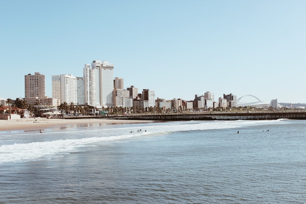 um horizonte da cidade do outro lado da água