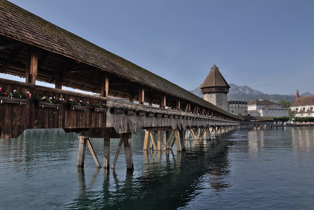 Eine Brücke über das Wasser