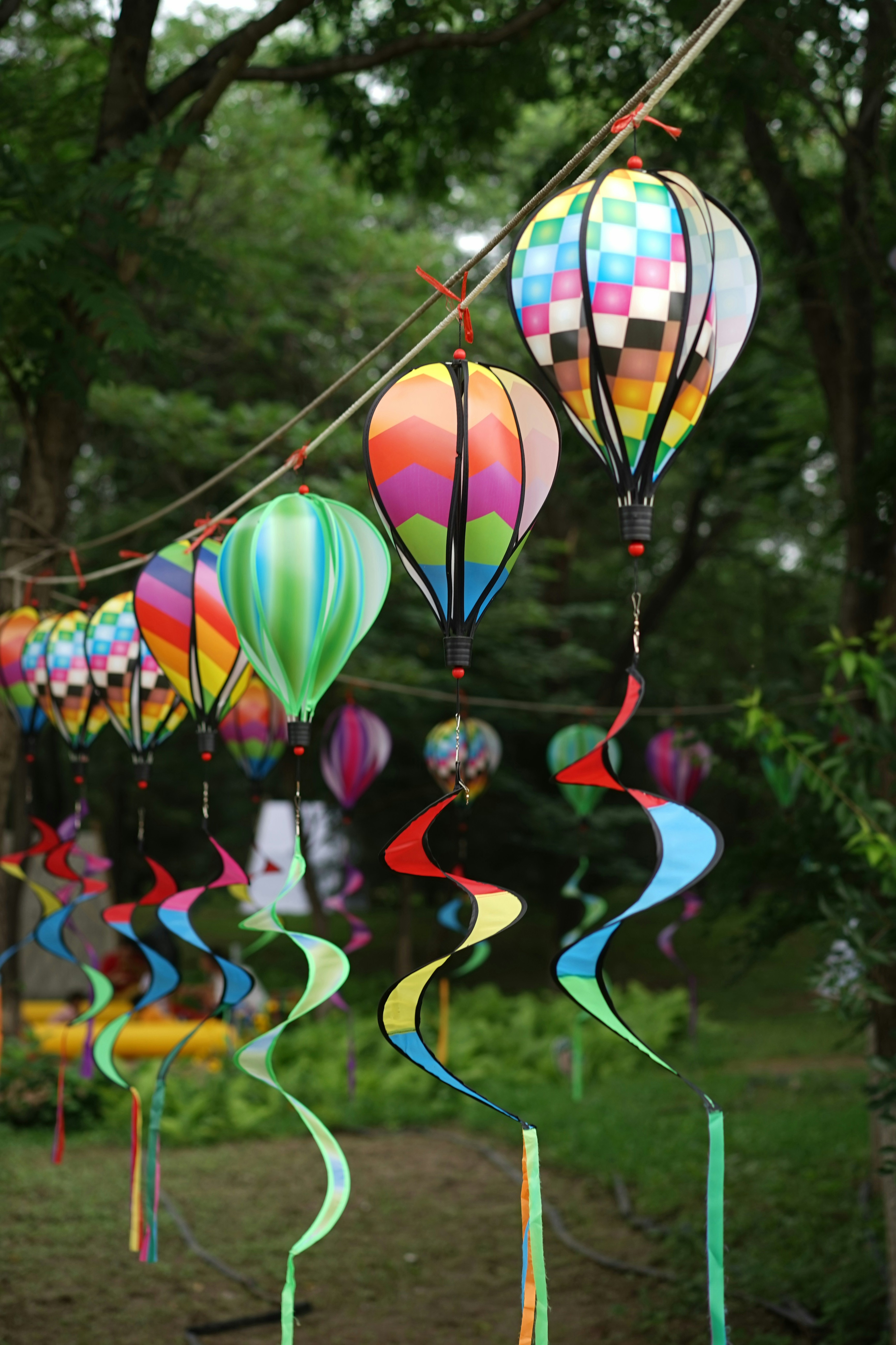 Eine Gruppe bunter Luftballons