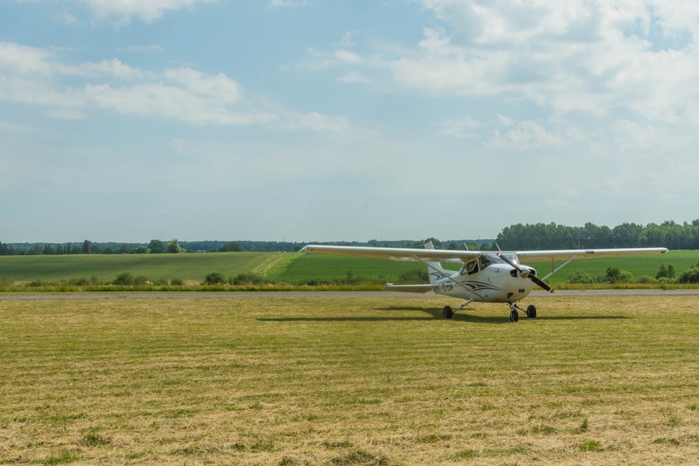 Un pequeño avión en la pista