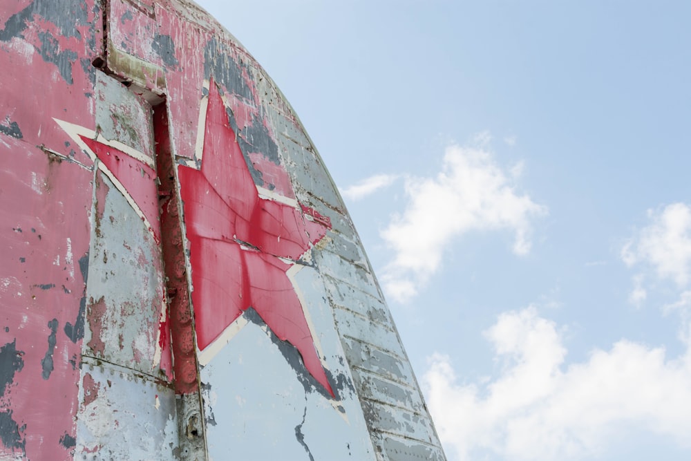 Un drapeau rouge et blanc