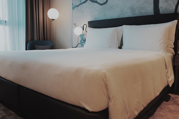 Set letto bianco con cuscini ordinati