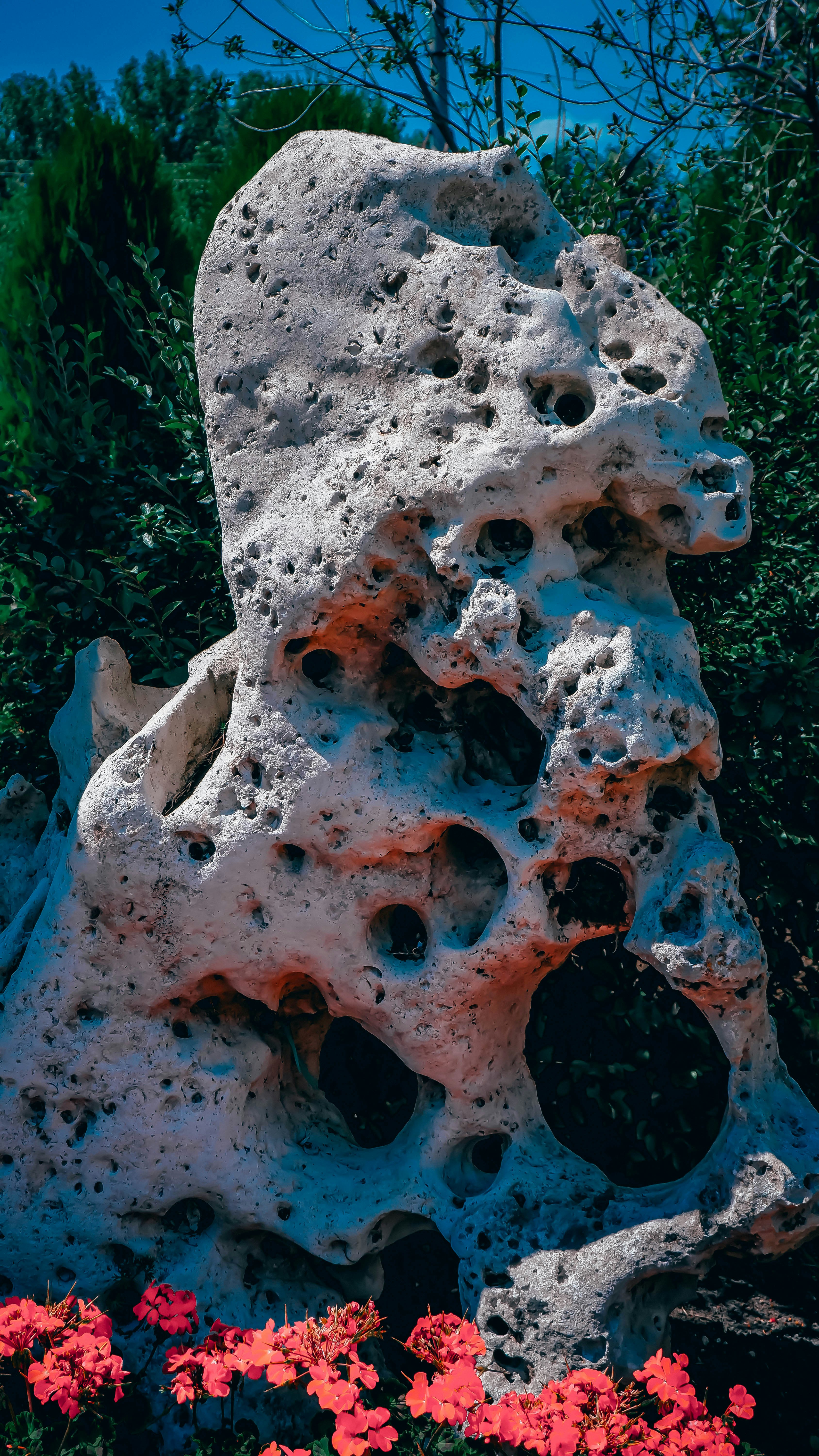 Una escultura de una calavera