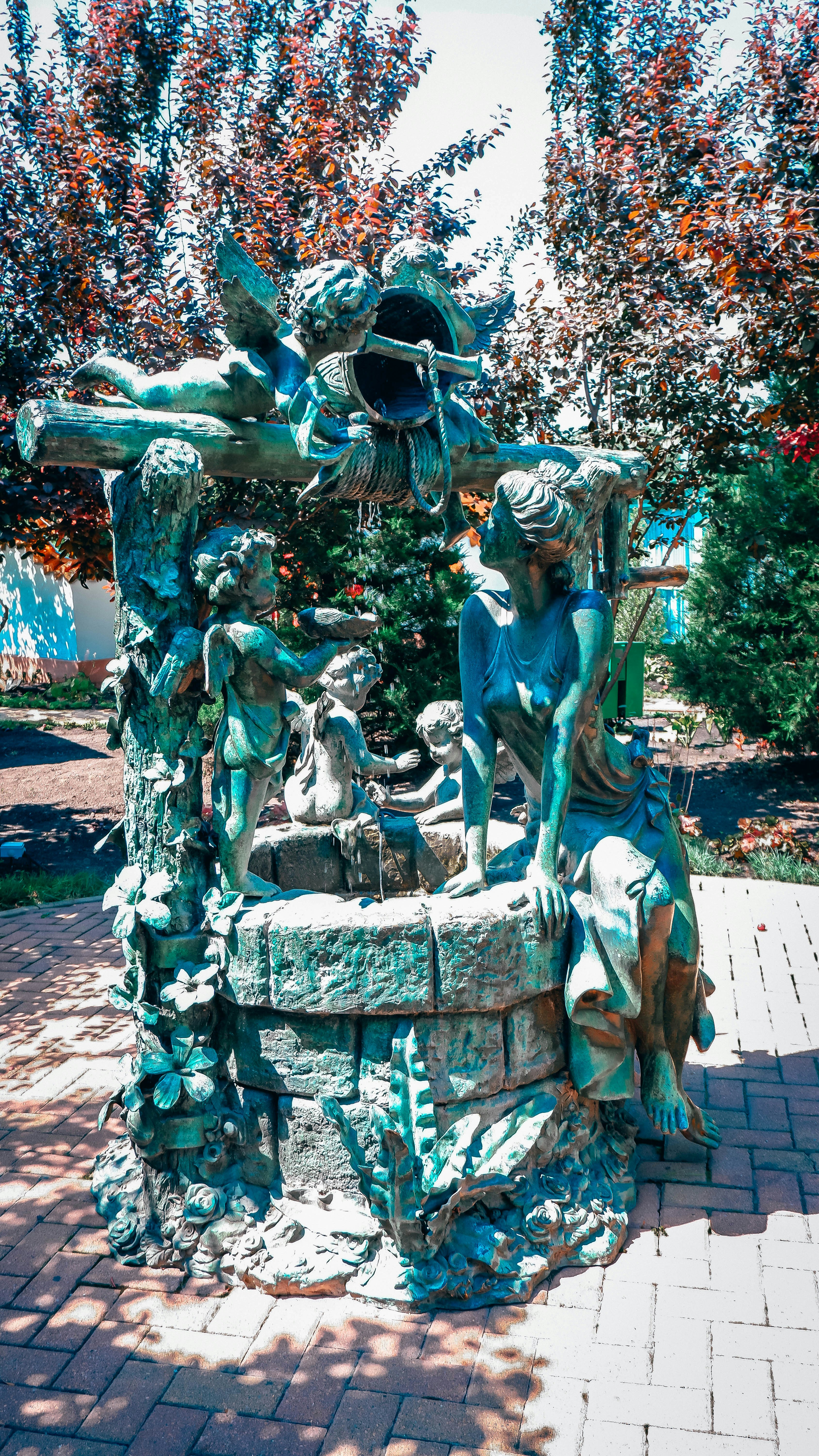 a statue of a group of people