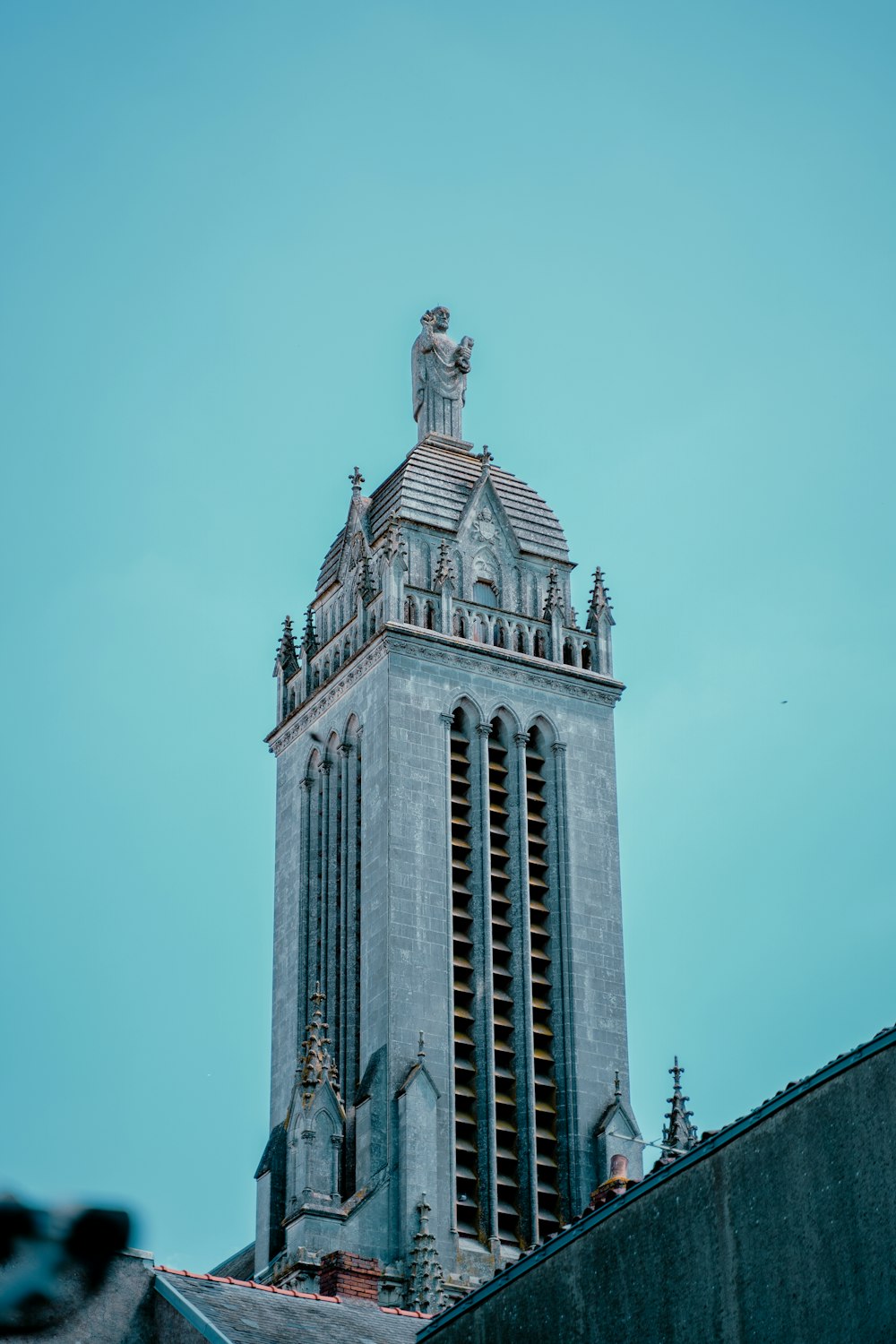 Una estatua en la parte superior de un edificio