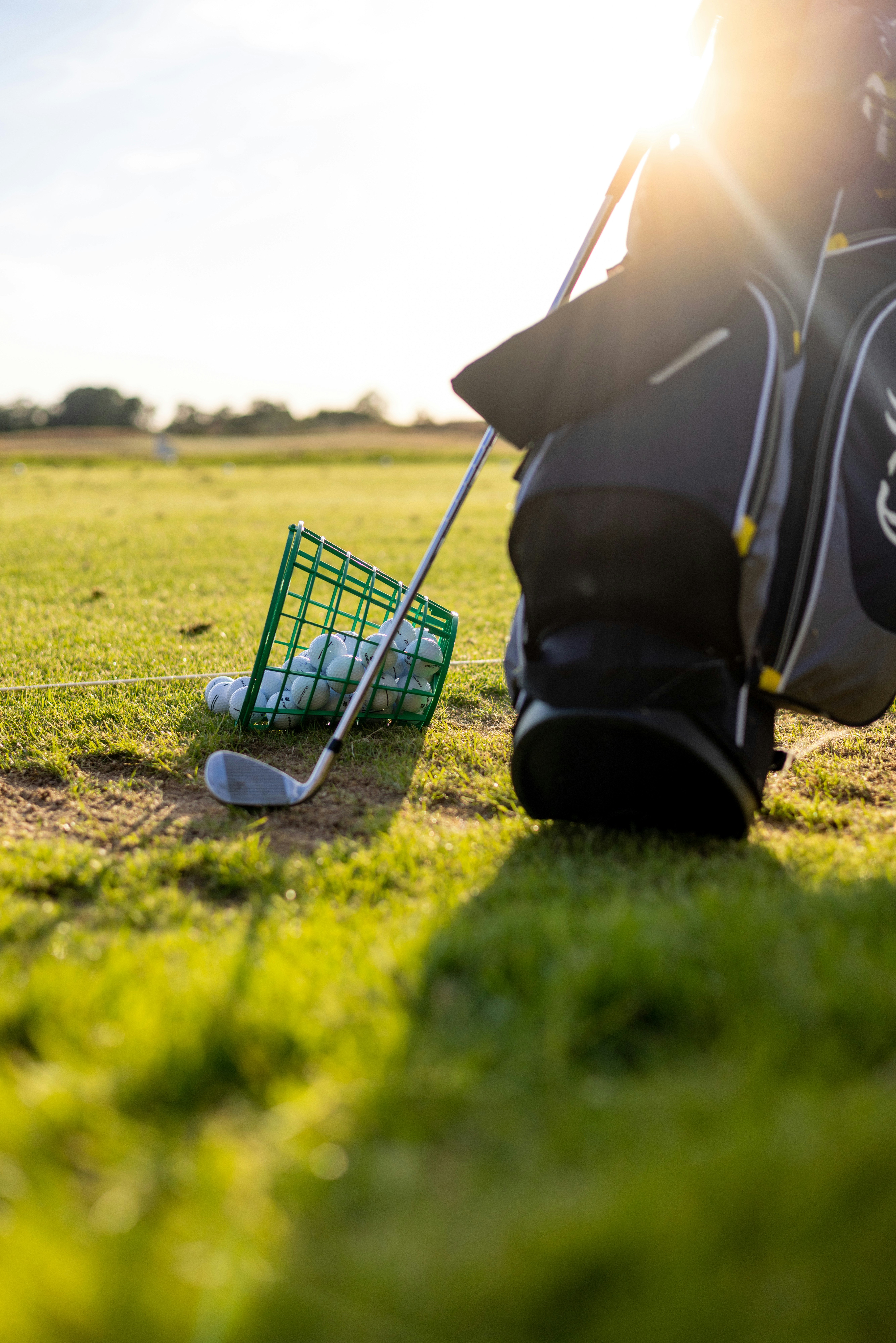 eine Person, die einen Einkaufswagen hält