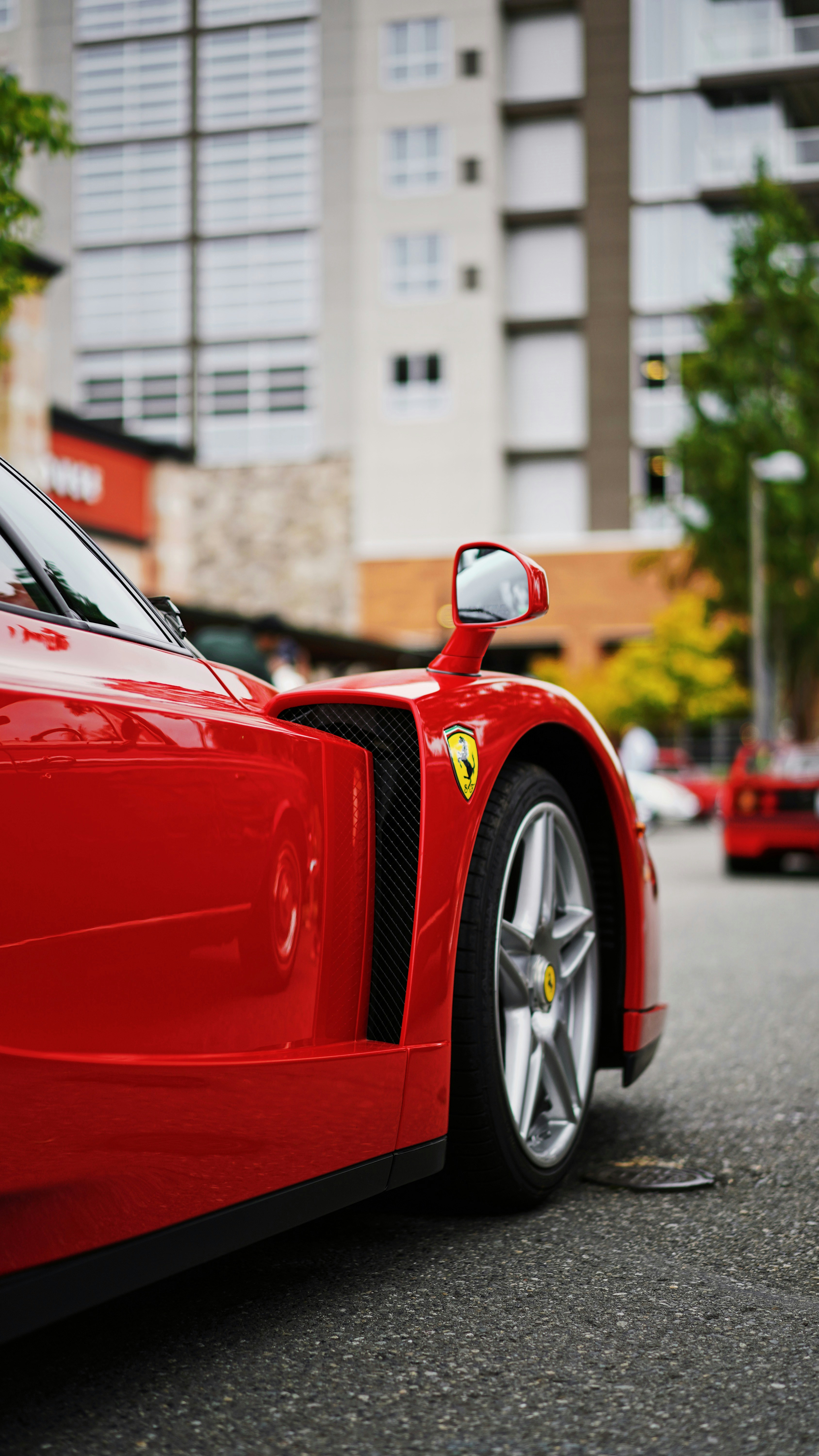 une voiture rouge garée sur le bord d’une route