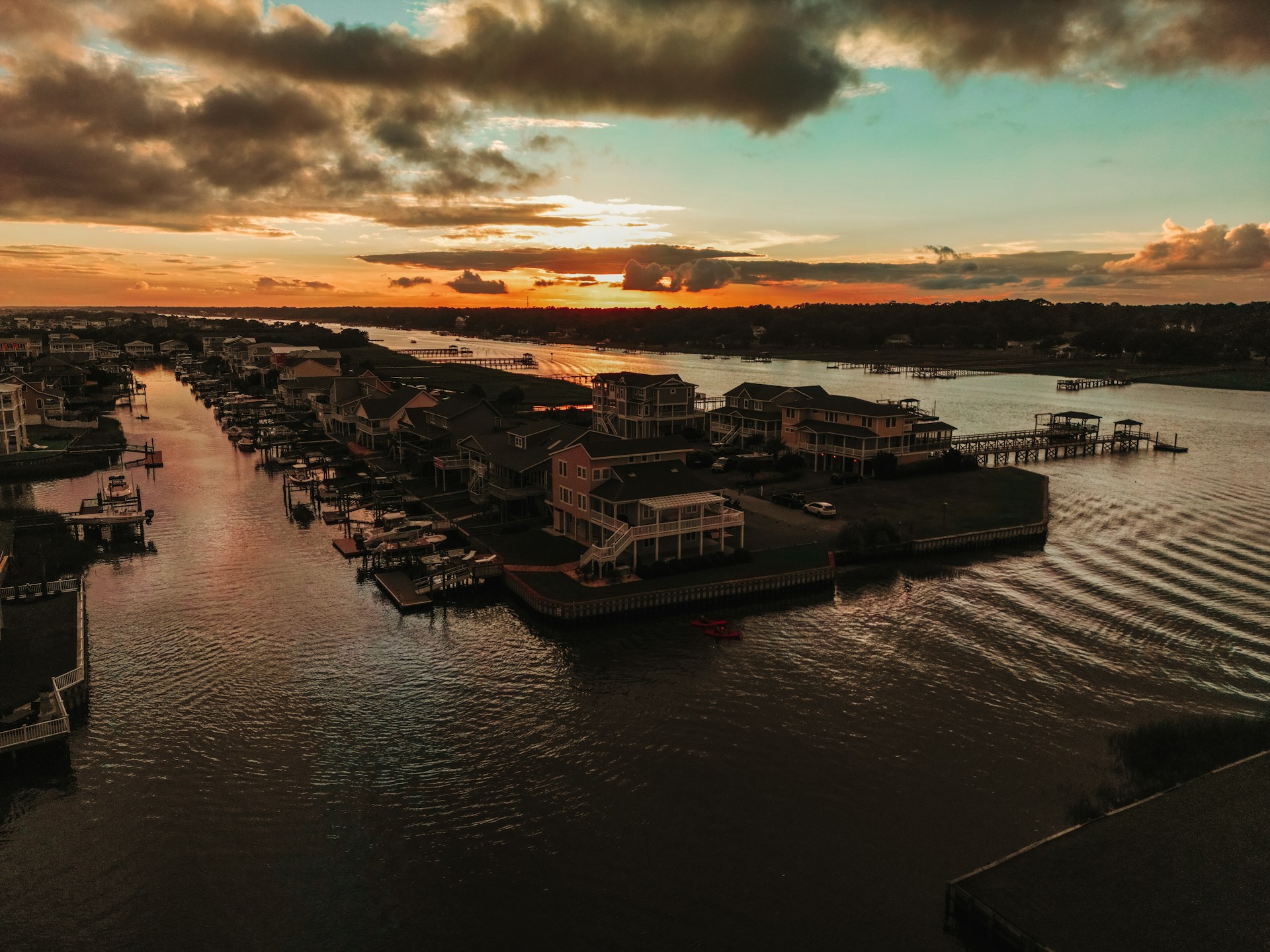 gray computer monitor