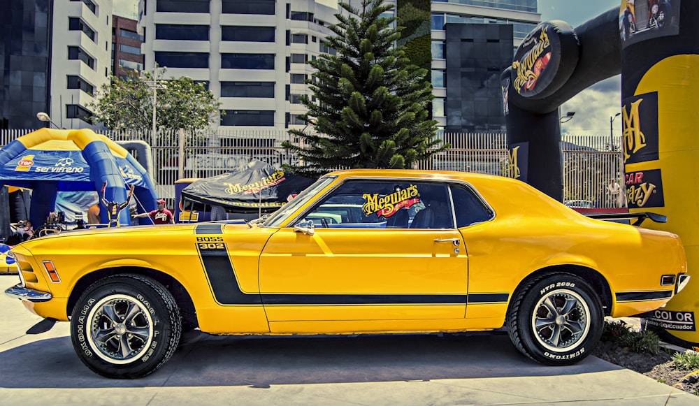 Un'auto gialla con le porte aperte foto – Macchina Immagine gratuita su  Unsplash