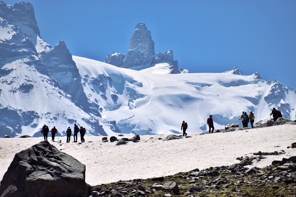 um grupo de pessoas em uma montanha nevada