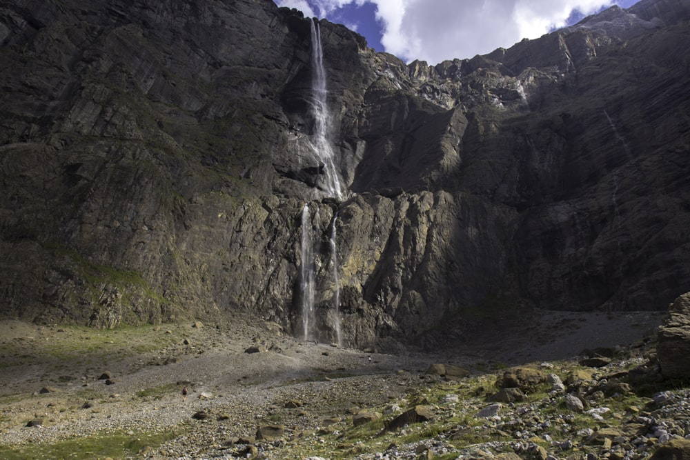 Ein Wasserfall in einer felsigen Gegend