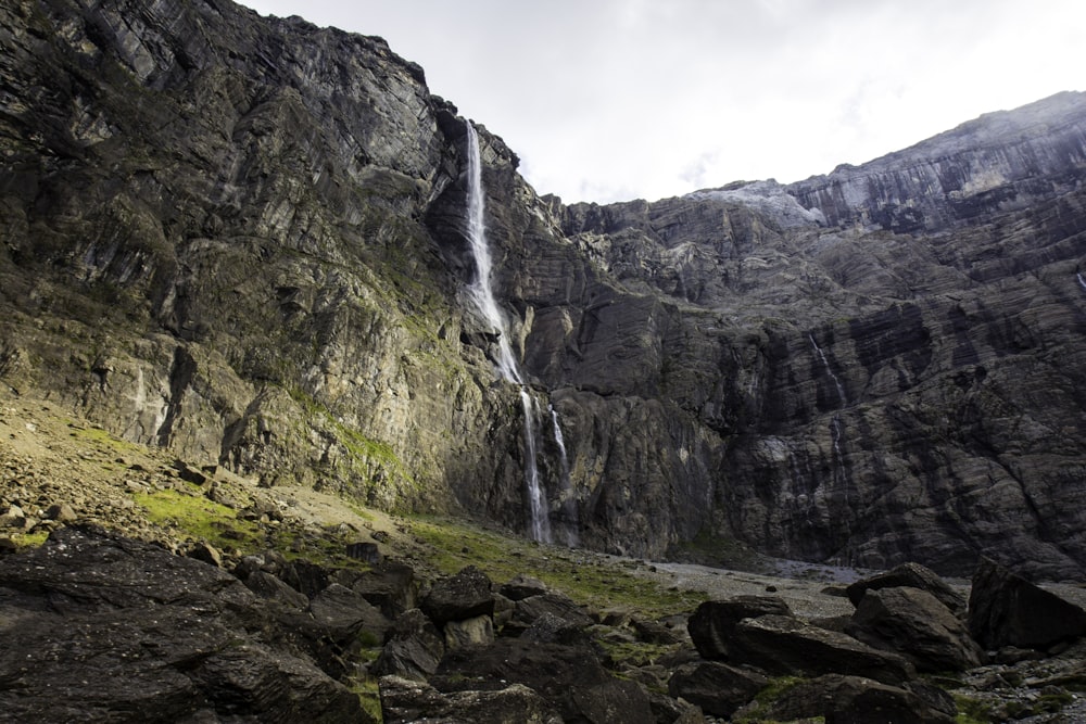 Ein Wasserfall in einer felsigen Gegend