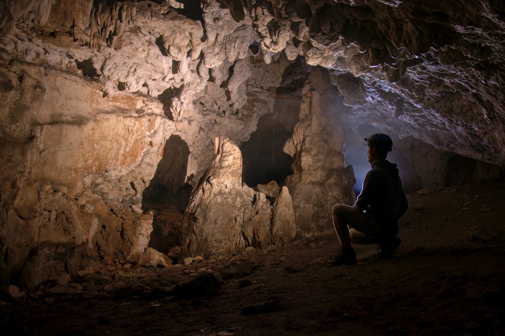 Un hombre sentado en una cueva