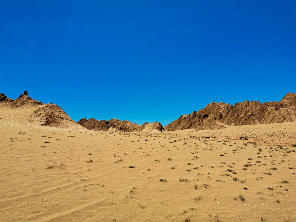 Eine Wüstenlandschaft mit Sand