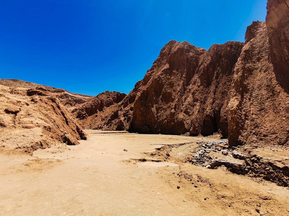 Un canyon rocheux avec un chemin de terre