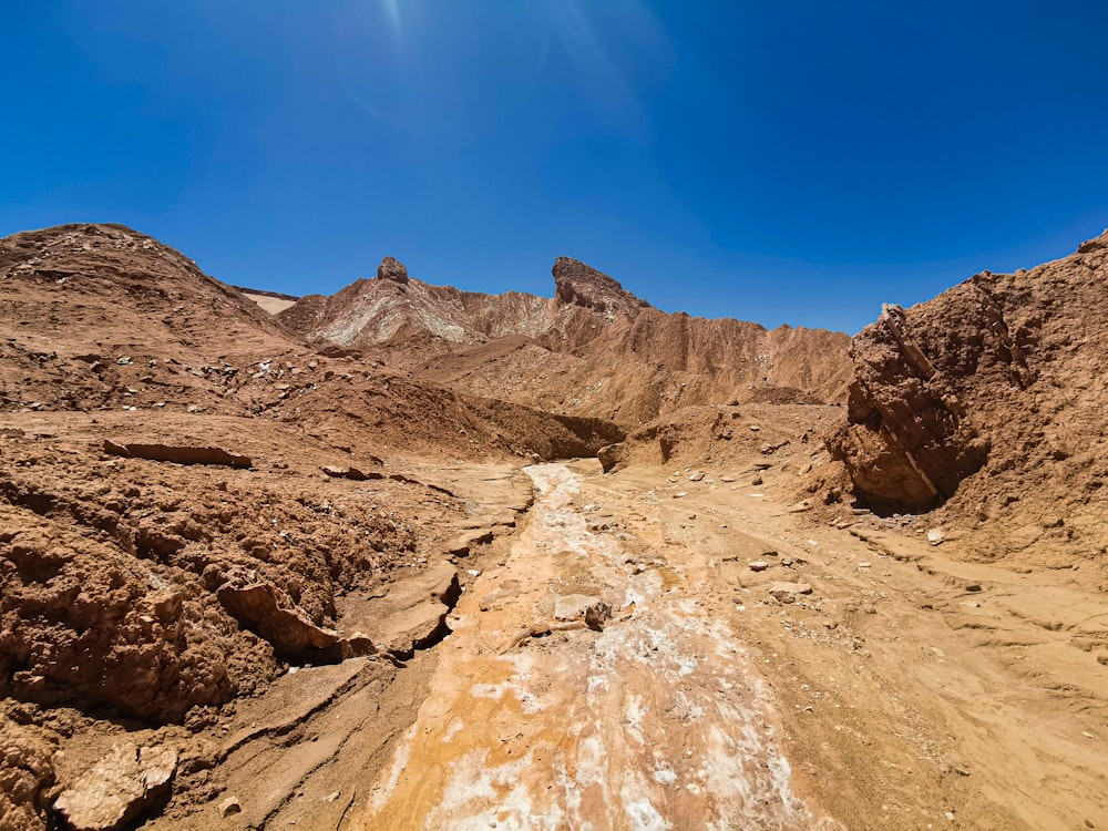 Un paysage désertique rocheux