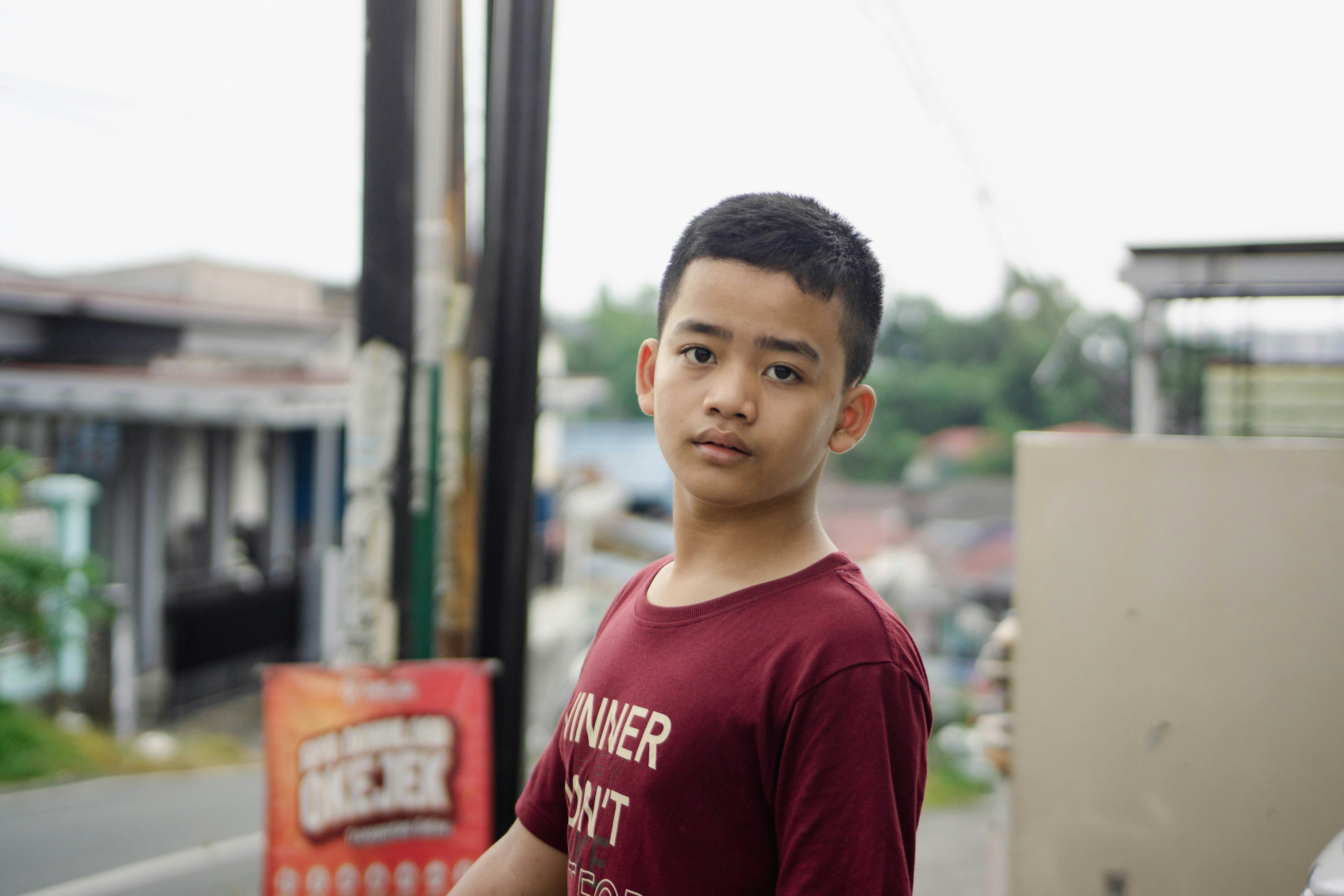 Seorang anak laki-laki berdiri di luar
