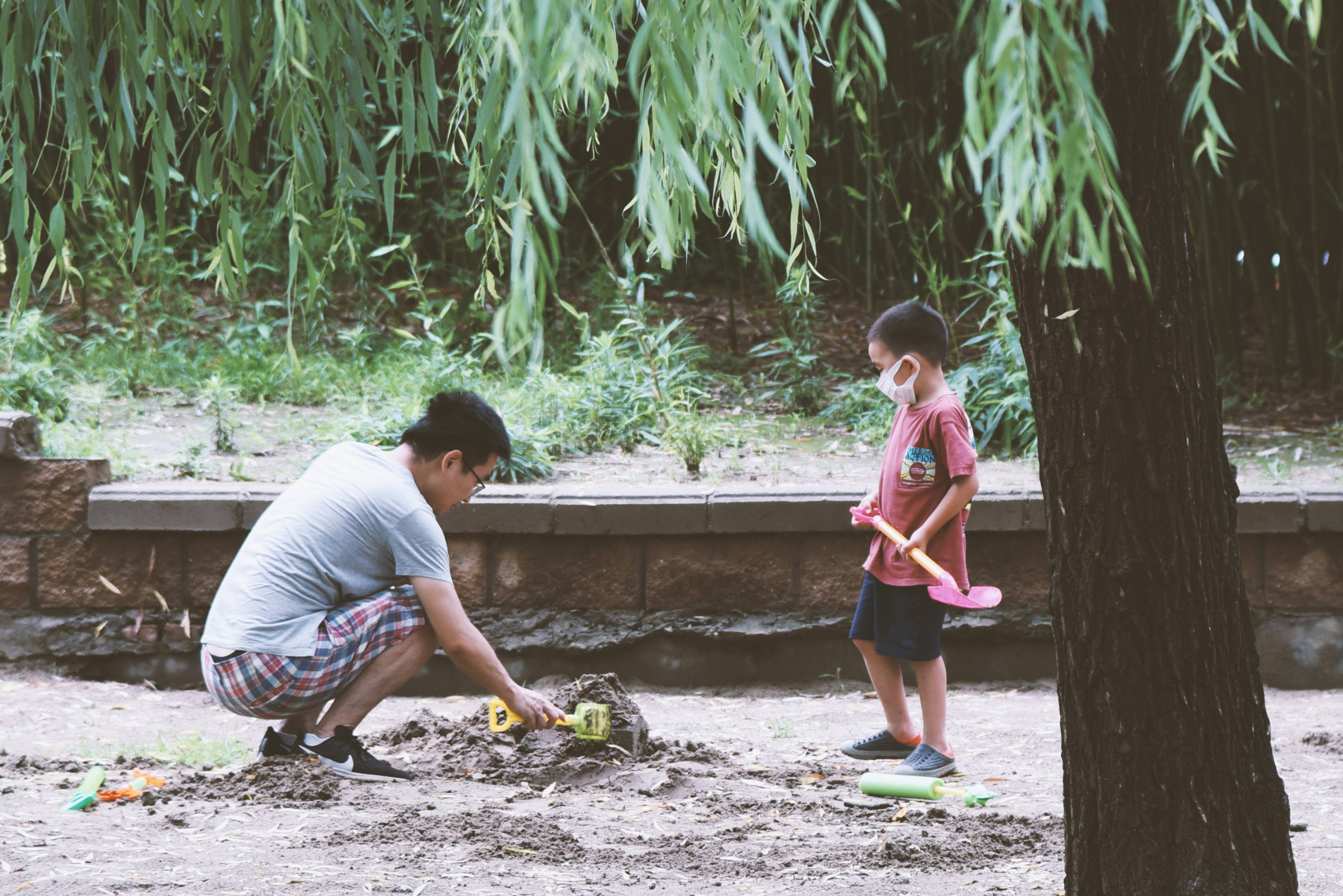 parent helping child with school project - Online education Massachusetts