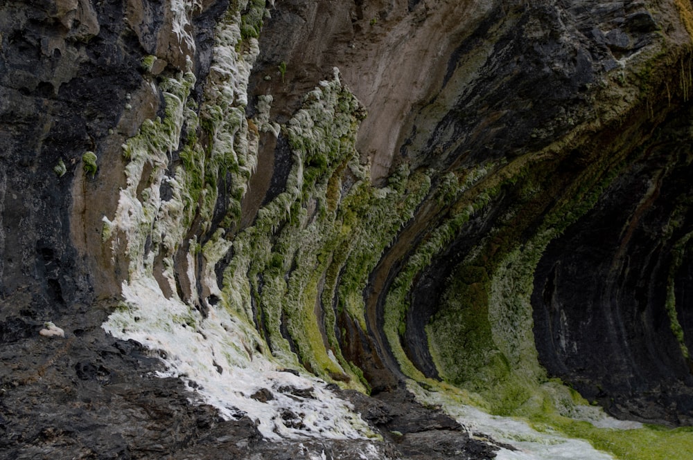 Una cueva en la ladera de una montaña